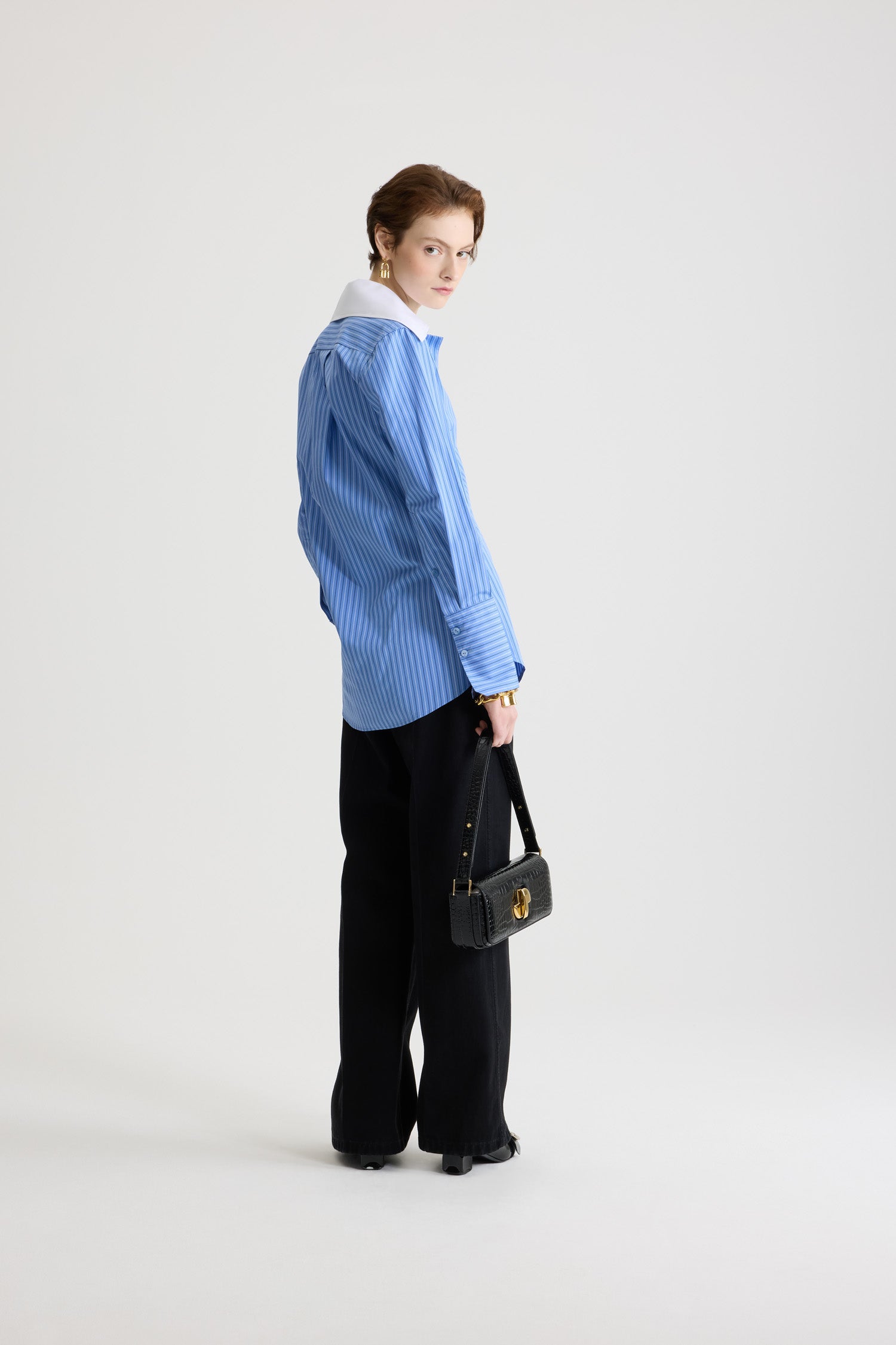 Patou - Blusa con colletto largo in popeline di cotone bio stampato - Ice Blue Stripes - Blusa in cotone bio Ice Blue. Motivo a righe. Colletto cubano largo. Chiusura sul davanti con bottone nascosto. Polsini abbottonati. Plissettature sulle maniche e sul retro. Logo Patou ricamato sul davanti.