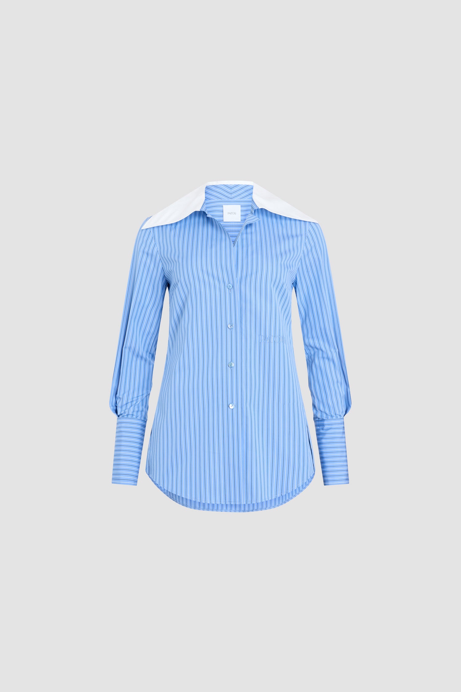 Patou - Blusa con colletto largo in popeline di cotone bio stampato - Ice Blue Stripes - Blusa in cotone bio Ice Blue. Motivo a righe. Colletto cubano largo. Chiusura sul davanti con bottone nascosto. Polsini abbottonati. Plissettature sulle maniche e sul retro. Logo Patou ricamato sul davanti.