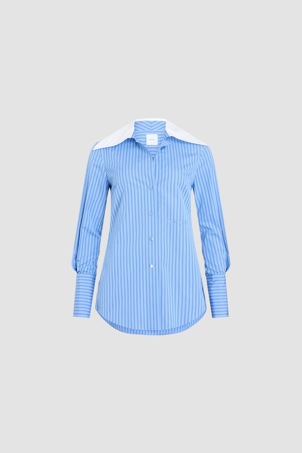 Patou - Blouse à col large en popeline de coton bio imprimée - Ice Blue Stripes - Blouse en coton bio bleu glacier. Motif rayé. Col cubain large. Fermeture par bouton dissimulé à l’avant. Poignets boutonnés. Plis sur les manches et à l’arrière. Logo Patou brodé sur le devant.
