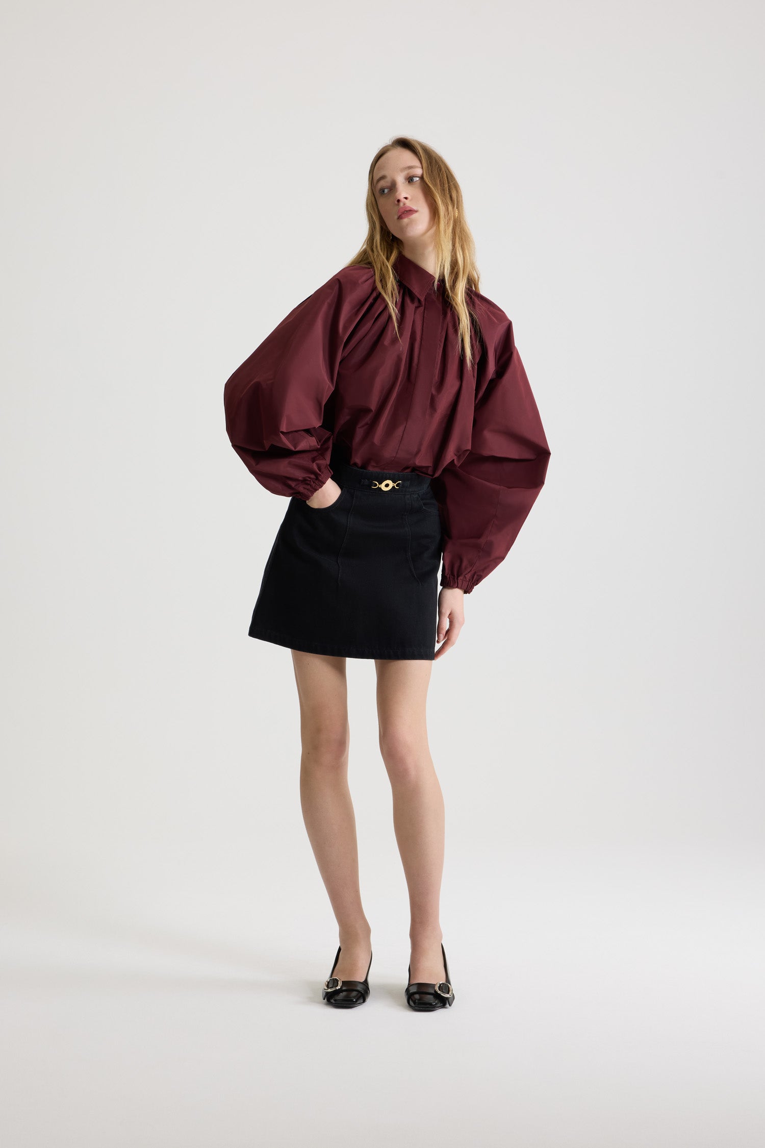 Patou - Blusa a palloncino in faille riciclato - Vignola - Blusa in faille di poliestere riciclato bordeaux Vignola. Silhouette voluminosa. Taglio leggermente corto. Classico collo a camicia. Chiusura sul davanti con bottone nascosto. Maniche a palloncino con polsini elasticizzati. Fondo dall’effetto bombato.
