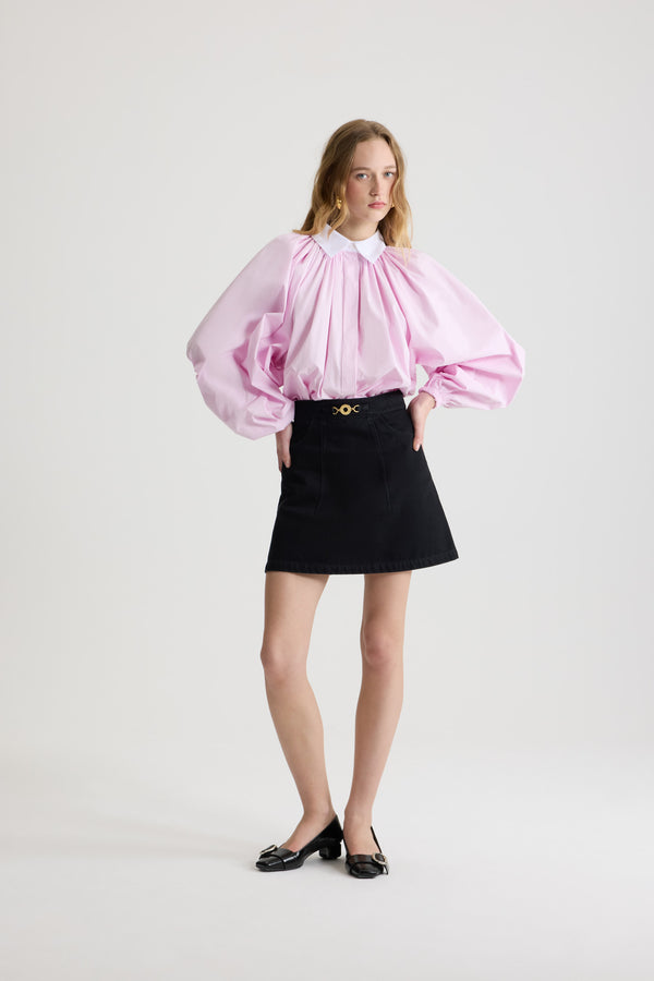 Patou - Blouse bouffante en popeline de coton bio - Pink Pearl - Blouse en coton bio rose perle. Silhouette volumineuse. Modèle légèrement court. Col classique contrastant. Fermeture par bouton dissimulé à l’avant. Manches ballon avec poignets élastiques. Ourlet bouffant.