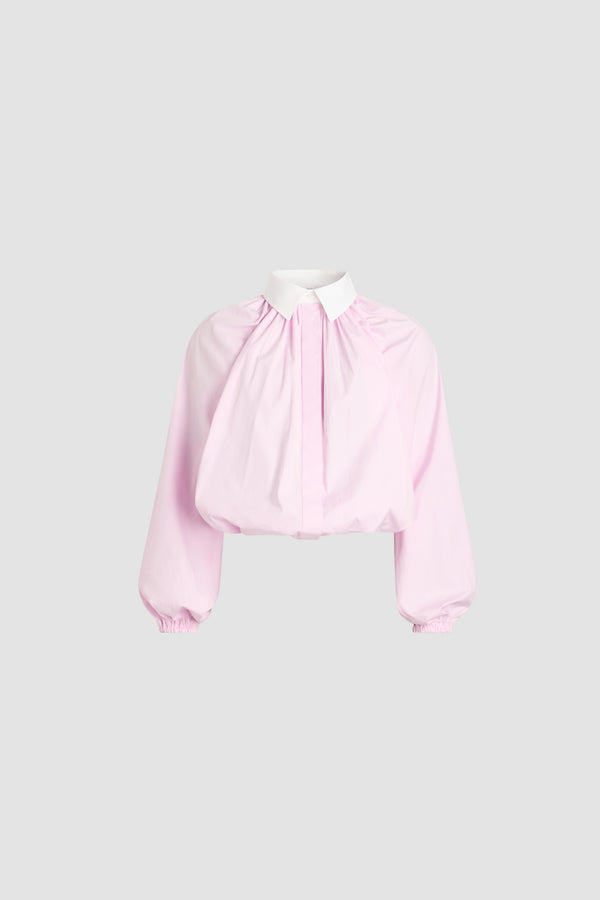 Patou - Blouse bouffante en popeline de coton bio - Pink Pearl - Blouse en coton bio rose perle. Silhouette volumineuse. Modèle légèrement court. Col classique contrastant. Fermeture par bouton dissimulé à l’avant. Manches ballon avec poignets élastiques. Ourlet bouffant.