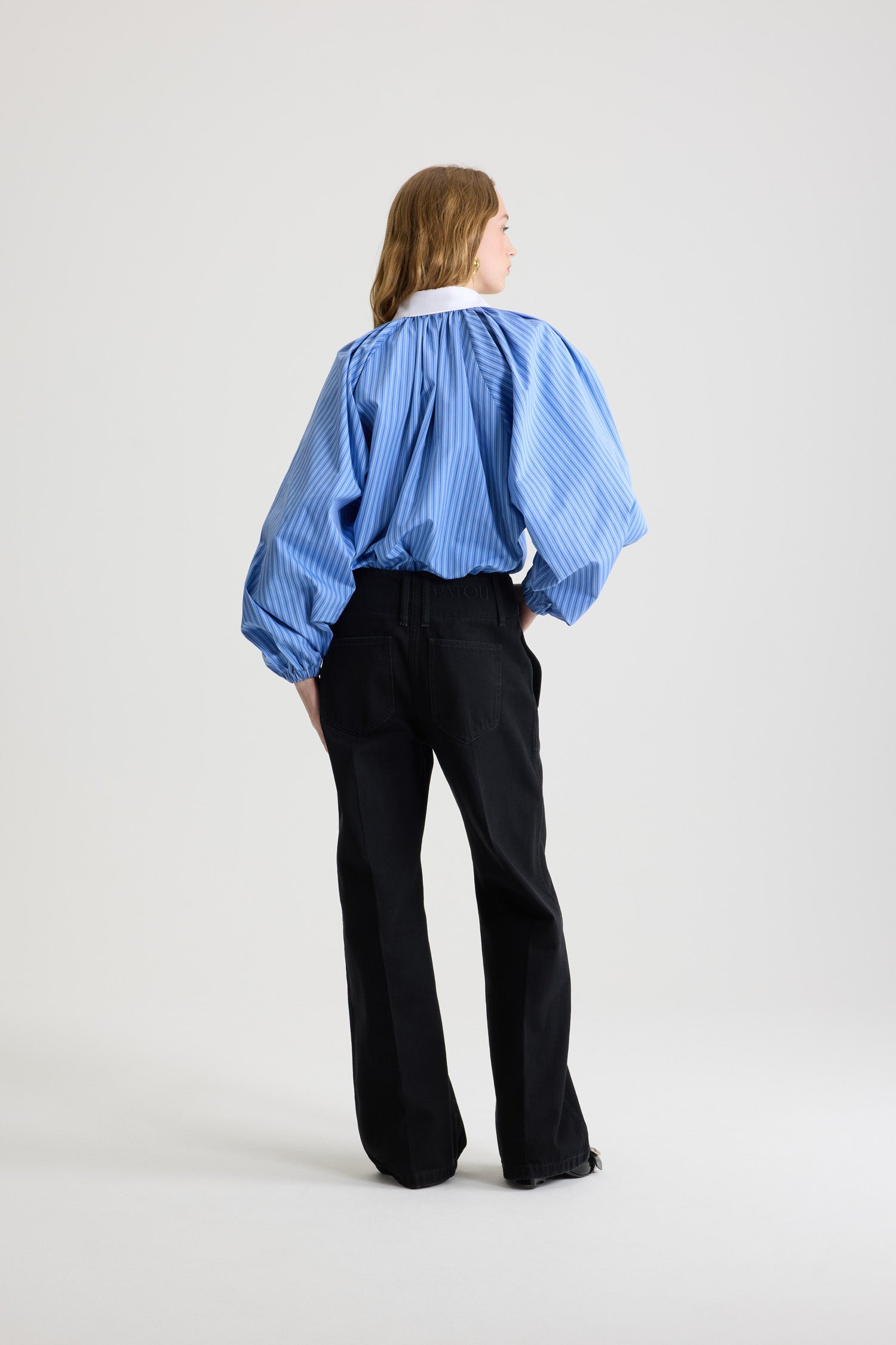 Patou - Blouse bouffante en popeline de coton bio imprimée - Ice Blue Stripes - Blouse en coton bio bleu glacier. Motif rayé. Silhouette volumineuse. Modèle légèrement court. Col classique contrastant. Fermeture par bouton dissimulé à l’avant. Manches ballon avec poignets élastiques. Ourlet bouffant.