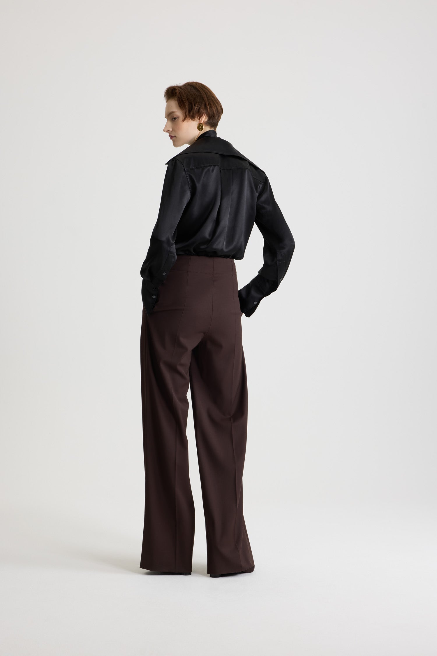 Patou - Blusa con colletto largo in seta bio - Black - Blusa in raso di seta bio nero. Colletto cubano largo con sciarpa lavallière rimovibile. Chiusura sul davanti con bottone nascosto. Polsini abbottonati. Plissettature sulle maniche e sul retro. Logo Patou ricamato sul davanti.