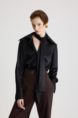 Blusa con colletto largo in seta bio