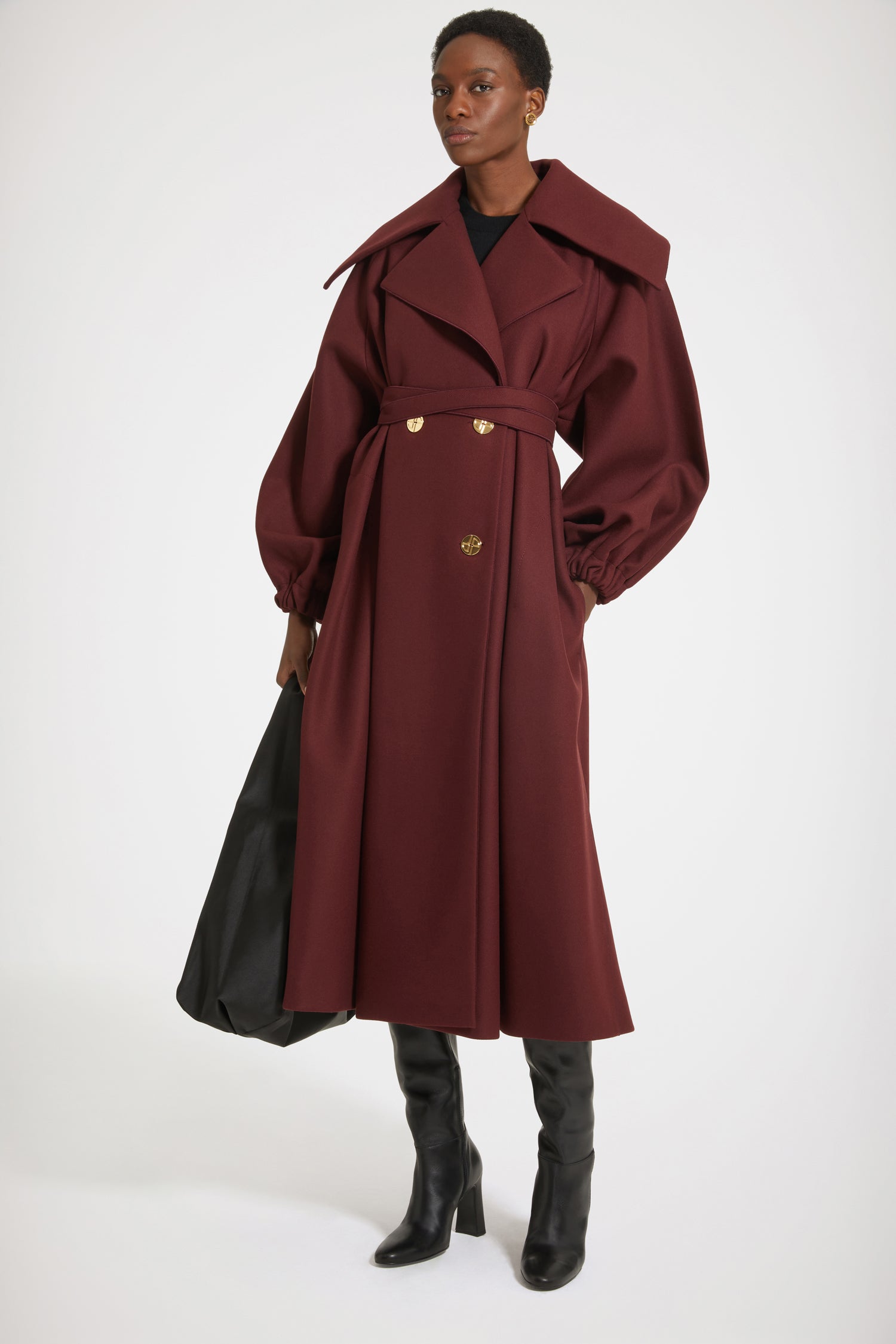 Patou - Cappotto oversize in feltro di misto lana - Ruby Wine - Patou a tutto volume.Cappotto in feltro di misto lana rosso rubino. Vestibilità oversize. Modello doppiopetto. Revers esagerati. Bottoni oro incisi JP in stile Art Déco. Cintura rimovibile. Maniche voluminose. Polsini elasticizzati con bottoni JP 3D oro. Tasche ai lati. Modello foderato.