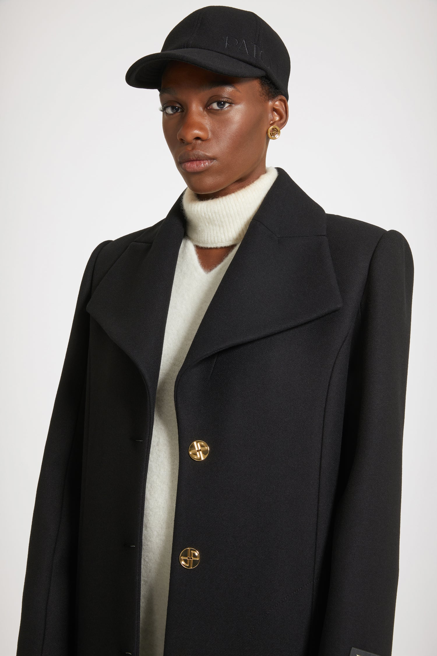 Patou - Cappotto lungo in feltro di misto lana - Black - Sartorialità parigina.Cappotto in feltro di misto lana nero. Modello lungo. Revers larghi. Spalline. Bottoni incisi JP in stile Art Déco. Tasche ai lati. Polsini con bottoni nascosti. Spacco sul retro. Bordo in raso sull'orlo. Modello foderato.Modello a spalline larghe.