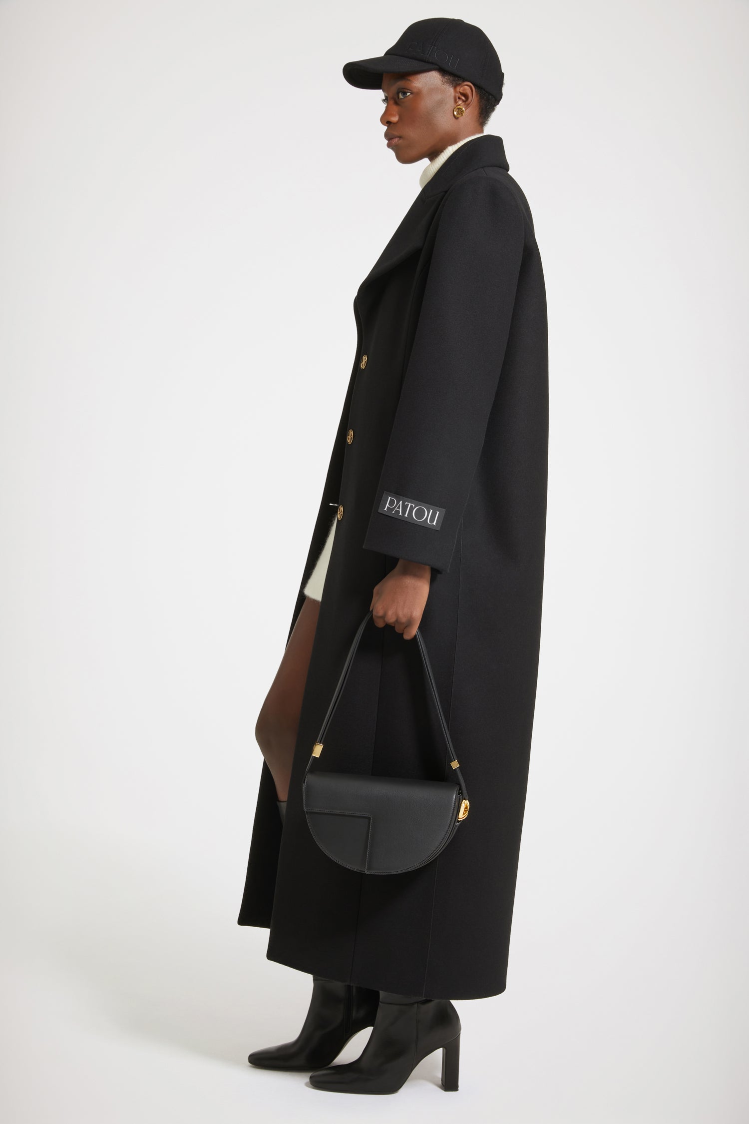 Patou - Cappotto lungo in feltro di misto lana - Black - Sartorialità parigina.Cappotto in feltro di misto lana nero. Modello lungo. Revers larghi. Spalline. Bottoni incisi JP in stile Art Déco. Tasche ai lati. Polsini con bottoni nascosti. Spacco sul retro. Bordo in raso sull'orlo. Modello foderato.Modello a spalline larghe.