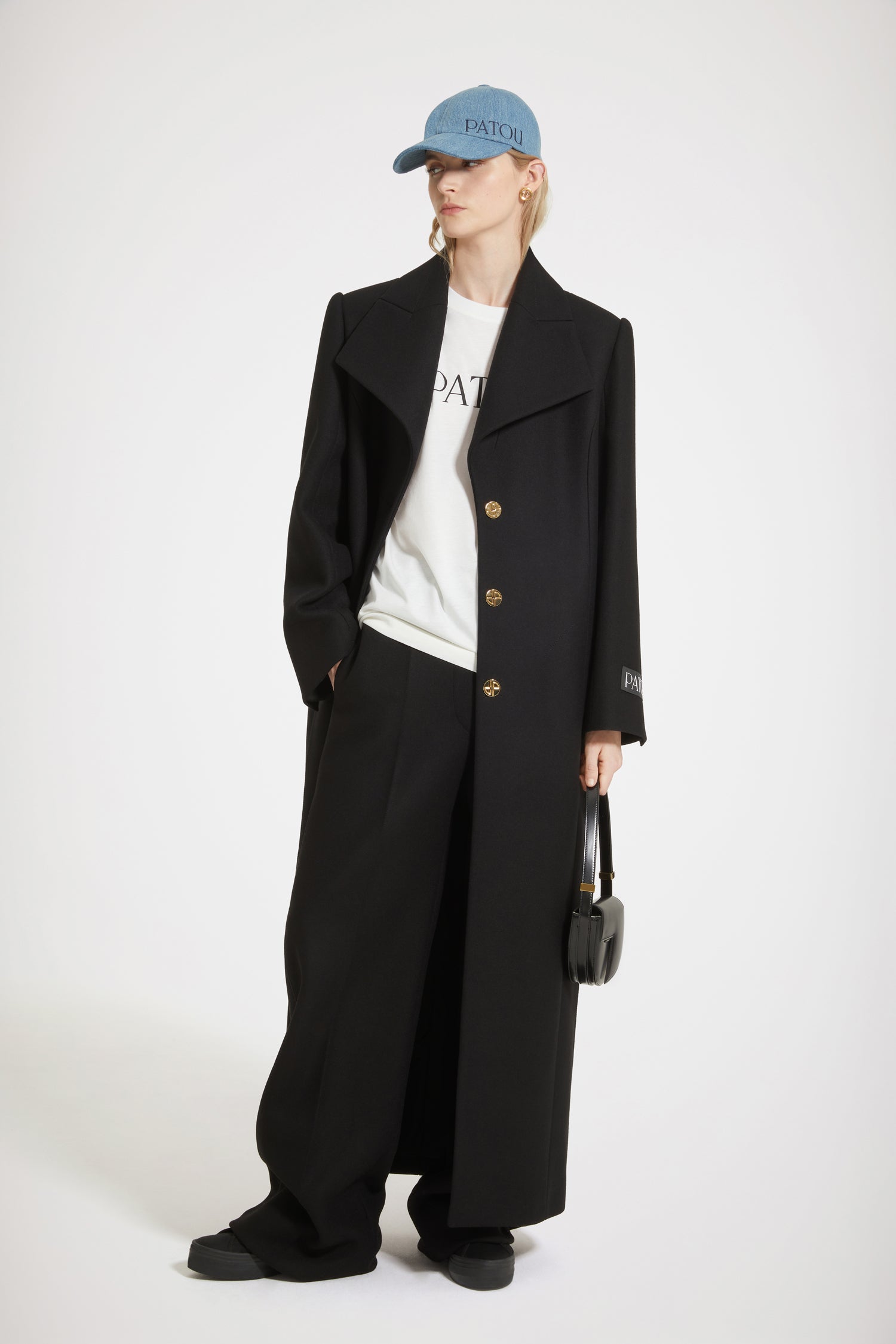 Patou - Cappotto lungo in feltro di misto lana - Black - Sartorialità parigina.Cappotto in feltro di misto lana nero. Modello lungo. Revers larghi. Spalline. Bottoni incisi JP in stile Art Déco. Tasche ai lati. Polsini con bottoni nascosti. Spacco sul retro. Bordo in raso sull'orlo. Modello foderato.Modello a spalline larghe.