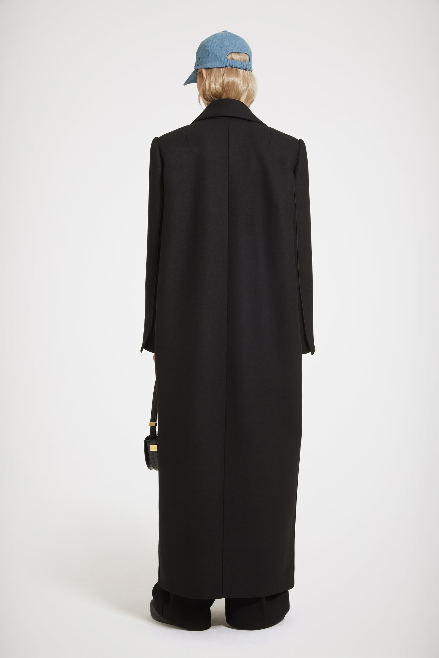 Patou - Cappotto lungo in feltro di misto lana - Black - Sartorialità parigina.Cappotto in feltro di misto lana nero. Modello lungo. Revers larghi. Spalline. Bottoni incisi JP in stile Art Déco. Tasche ai lati. Polsini con bottoni nascosti. Spacco sul retro. Bordo in raso sull'orlo. Modello foderato.Modello a spalline larghe.