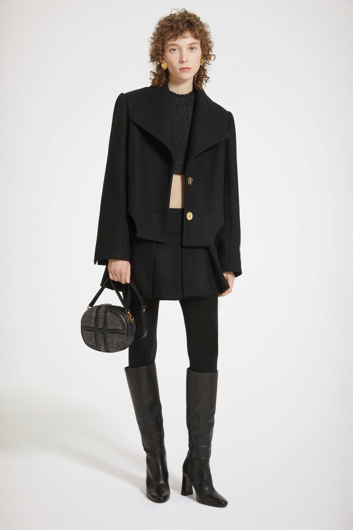 Patou - Veste courte à découpes en feutre de laine mélangée - Black - Le veste noire se découpe et se réinvente.Veste en feutre de laine mélangée noire. Coupe courte avec découpes violon sur les côtés. Larges revers. Épaulettes. Boutons dorés gravés JP d'inspiration Art Déco. Poignets à boutonnage caché. Étiquette Patou sur la manche gauche. Ganse satin à l'ourlet. Entièrement doublée.