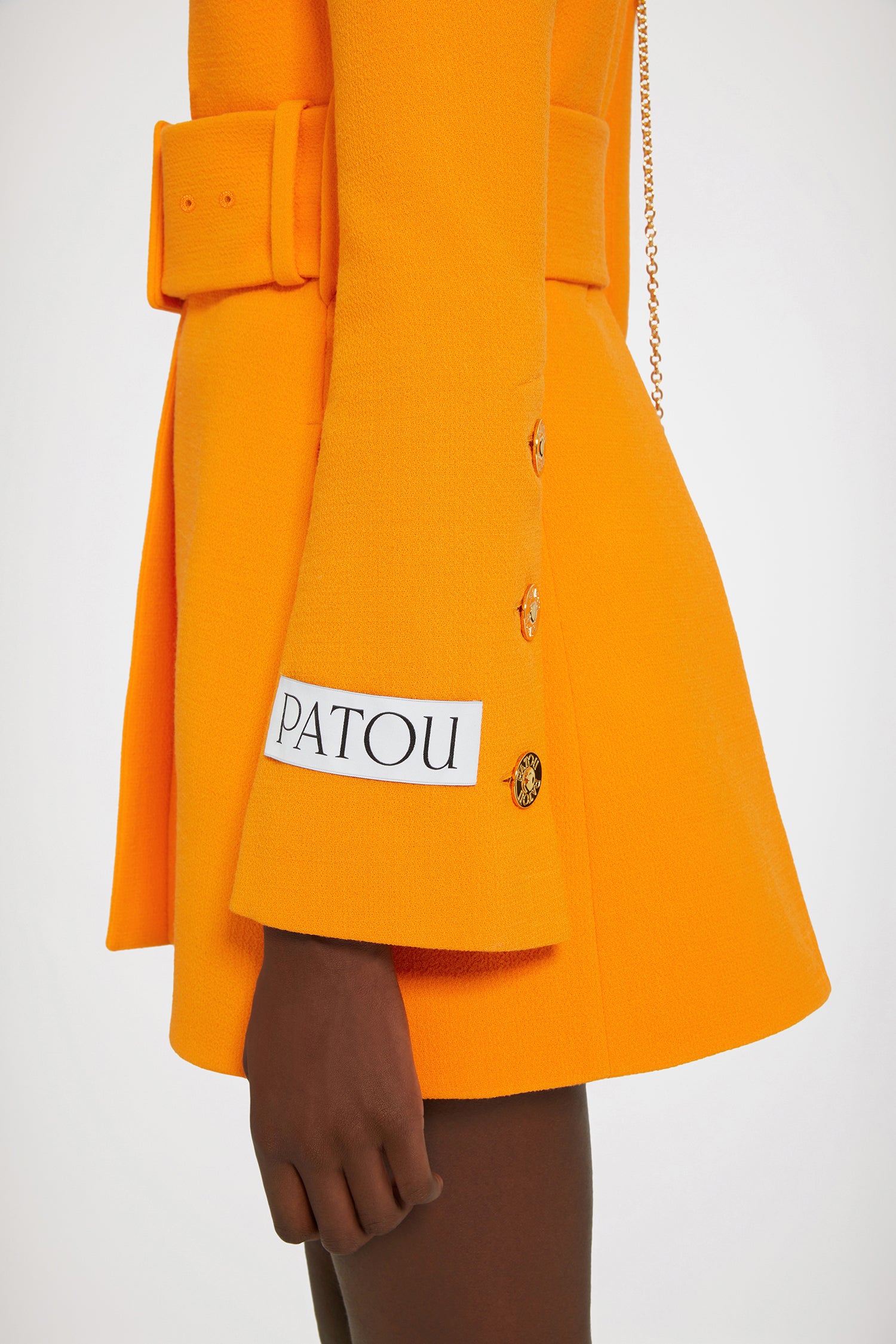 Patou - Mantel mit Gürtel aus Schurwolle - Bright Orange - Die ausgefeilten Proportionen sorgen für einen Hauch von Schneiderkunst.Mantel aus doppeltem Wollkrepp in Hellorange. Kurz geschnitten. Fallendes Revers. Brusttaschen mit Patte. Goldfarbene Knöpfe mit Patou-Gravur. Breiter Taillengürtel aus Stoff. Geknöpfte Manschetten. Patou Aufnäher auf dem linken Ärmel. Gefüttert.