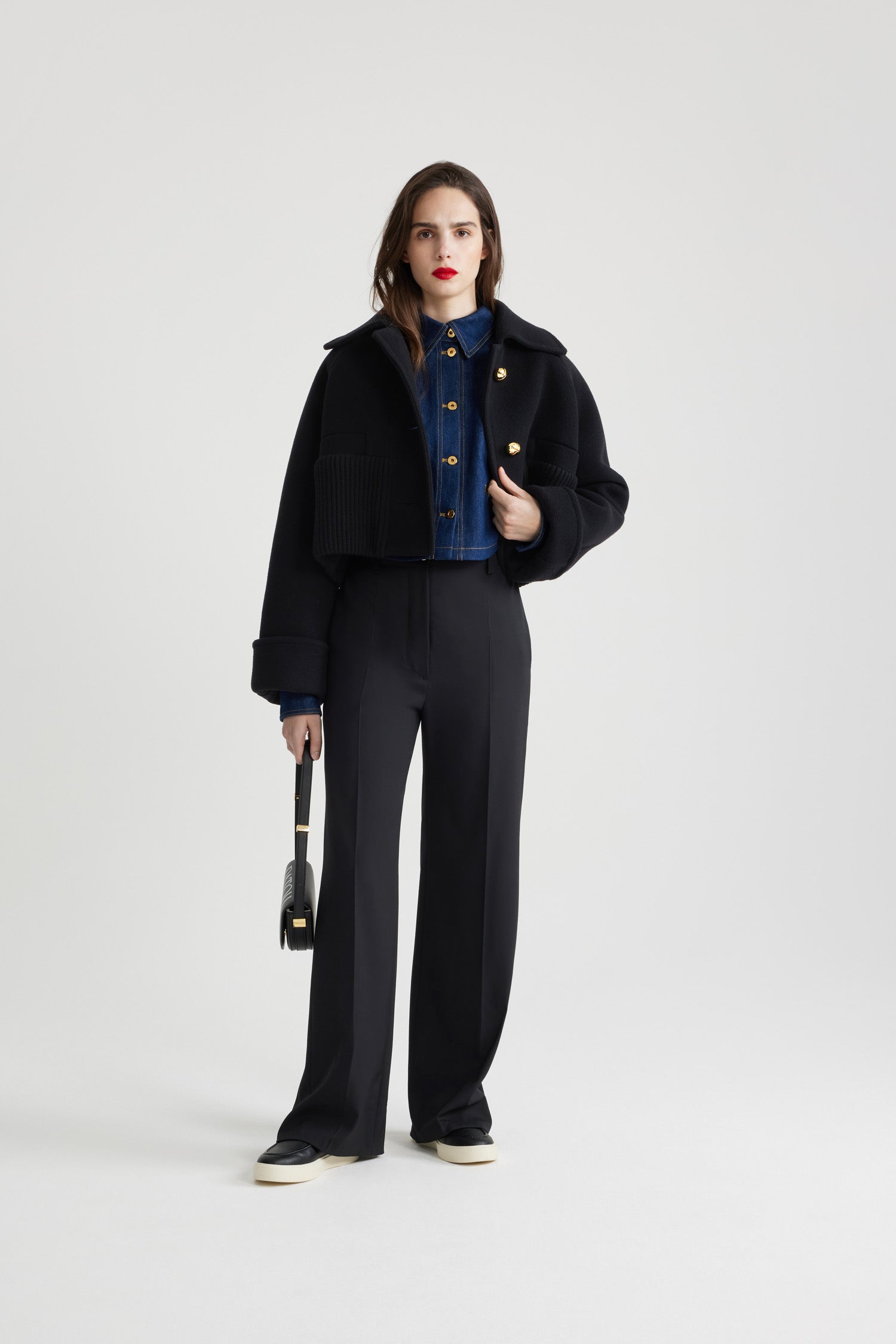 Patou - Cappotto corto con orlo a costine in lana e cachemire - Black - Capotto in misto lana e cachemire ecosostenibile nero. Modello corto. Colletto largo. Maniche raglan. Bottoni JP sferici oro. Orlo a costine largo. Polsini con risvolto.Questo modello è corto e oversize.