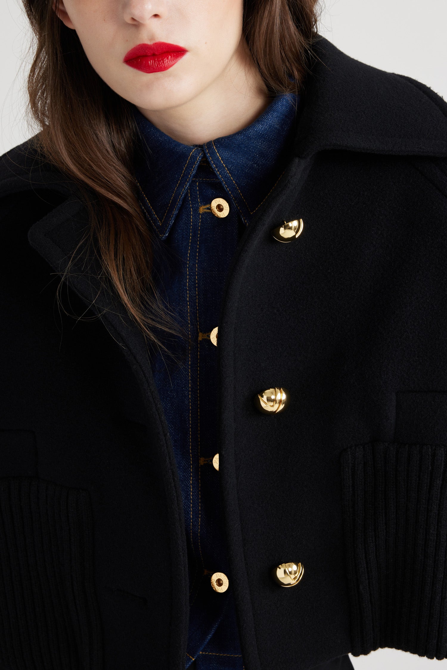 Patou - Cappotto corto con orlo a costine in lana e cachemire - Black - Capotto in misto lana e cachemire ecosostenibile nero. Modello corto. Colletto largo. Maniche raglan. Bottoni JP sferici oro. Orlo a costine largo. Polsini con risvolto.Questo modello è corto e oversize.