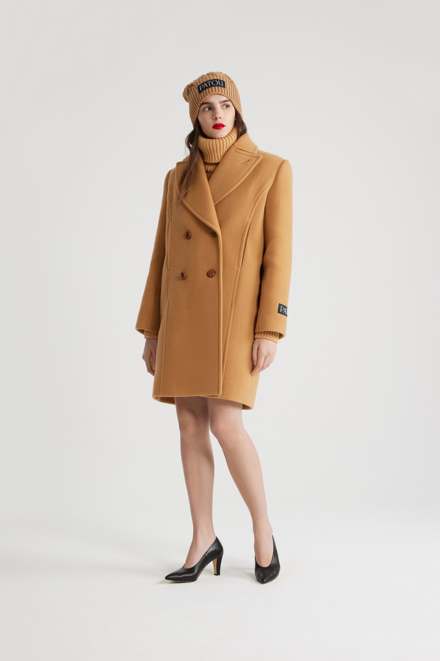 Patou - Manteau croisé en laine et cachemire - Biscuit - Manteau en mélange de laine et cachemire beige biscuit. Longueur au genou. Coupe droite. Modèle croisé. Revers larges. Boutons tressés en cuir. Poches dans la couture. Poignets boutonnés. Étiquette Patou sur la manche gauche. Modèle doublé.Ce modèle présente une coupe droite et des épaules déstructurées.