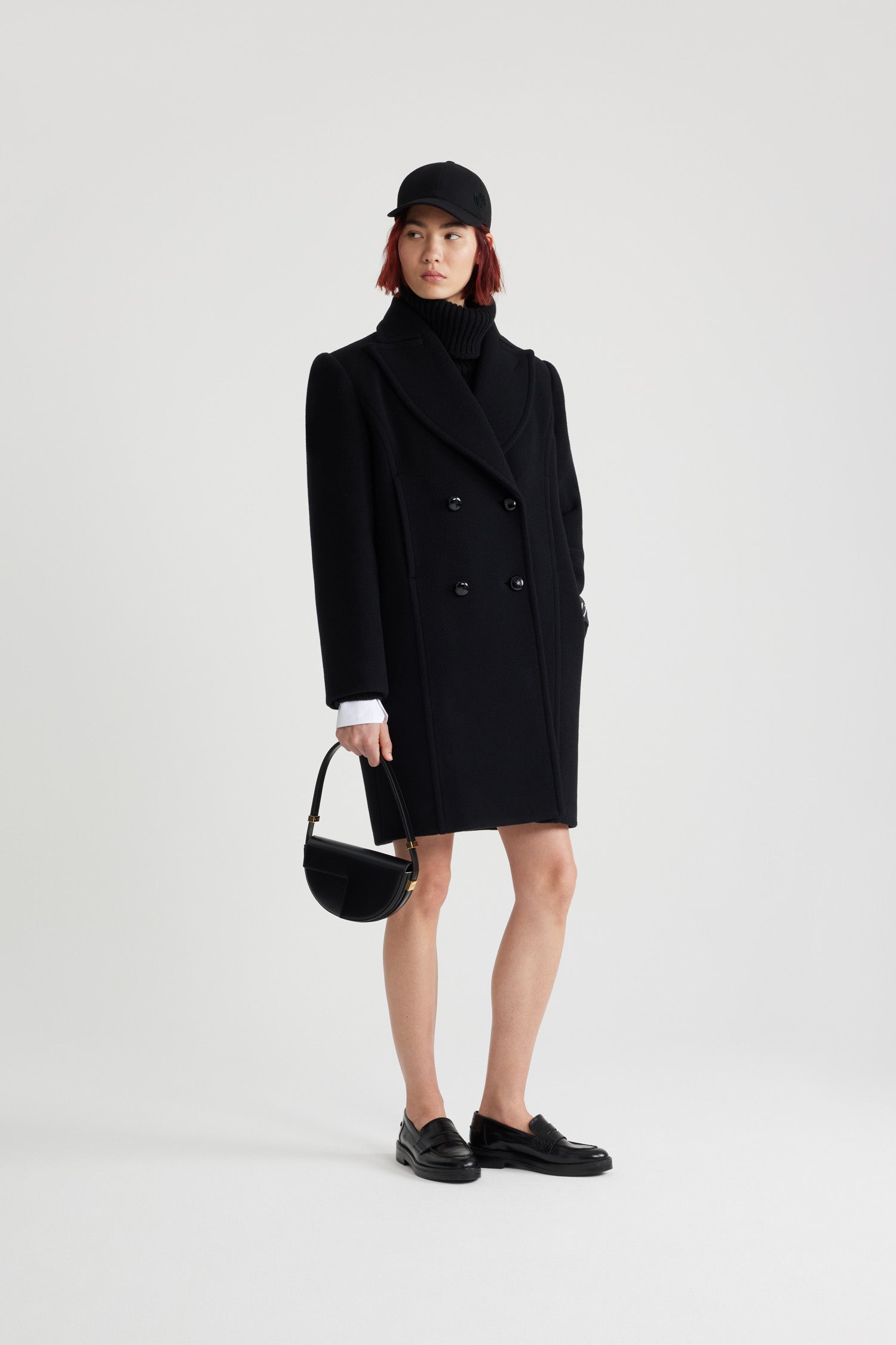 Patou - Zweireihiger Mantel aus Wolle und Kaschmir - Black - Schwarzer Mantel aus Wolle und Kaschmir. Knielang. Gerade Silhouette. Zweireihige Konstruktion. Breites, steigendes Revers. Knöpfe aus gewebtem Leder. Saumtaschen. Geknöpfte Manschetten. Patou Aufnäher auf dem linken Ärmel. Gefüttert.Dieses Modell hat einen geraden Schnitt und weiche Schultern.