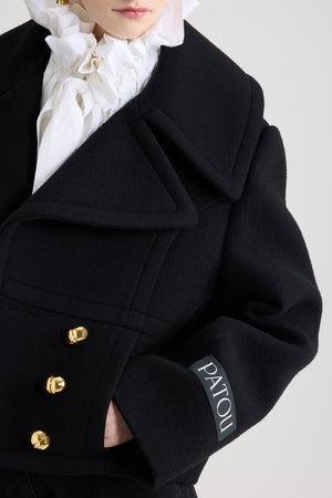 Cappotto corto doppiopetto in misto lana sostenibile