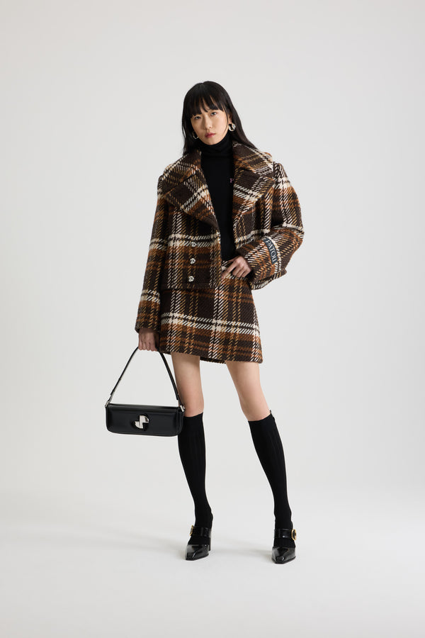 Patou - Manteau court croisé en laine mélangée - Autumn Checkerboard - Manteau en laine vierge mélangée automnale. Motif à carreaux. Modèle court. Silhouette droite. Construction à double boutonnage. Revers en pointe larges. Boutons boule argentés à monogramme JP. Coutures arrondies à l’avant. Poches dans les coutures. Étiquette Patou sur la manche gauche. Modèle doublé.