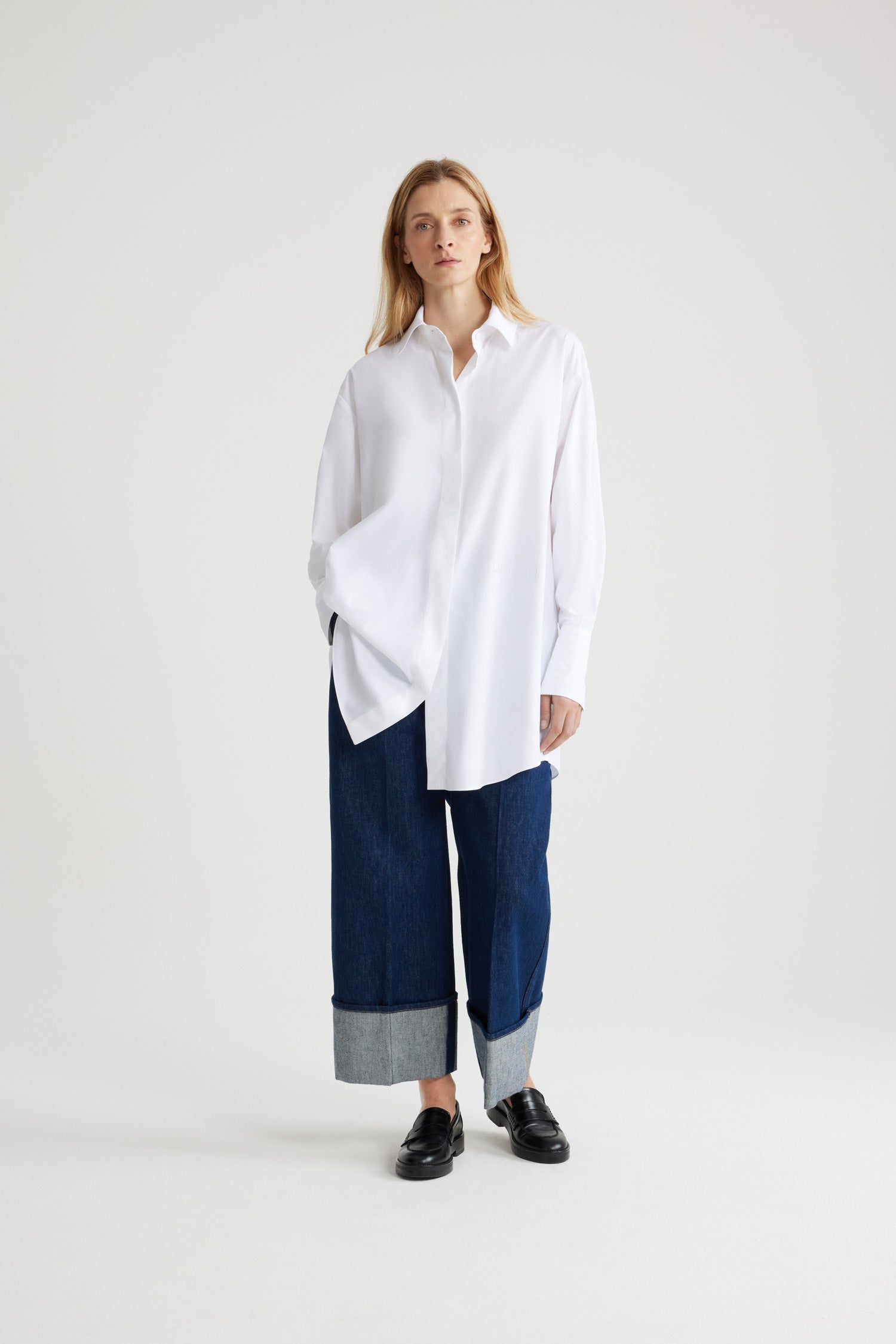 Patou - Robe Chemise courte en coton bio - White - Seule ou superposée, la robe Patou est de toutes les tenues.Robe en popeline de coton bio blanc. Silhouette courte et ample. Col chemise, Gorge cachée avec boutons gravés JP. Logo Patou brodé à l'avant. Couture arrondie signature au dos. Poignets boutonnés.Modèle oversize.