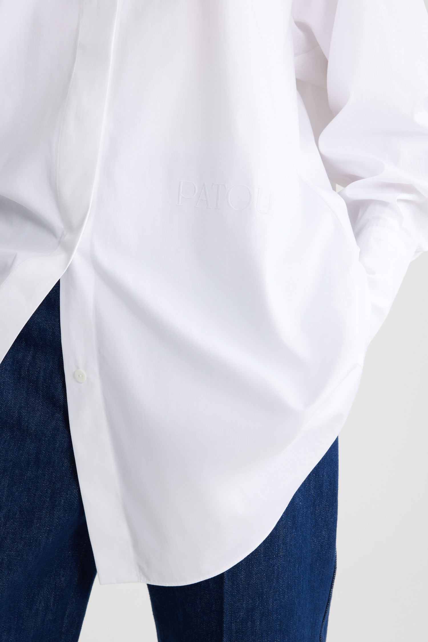 Patou - Robe Chemise courte en coton bio - White - Seule ou superposée, la robe Patou est de toutes les tenues.Robe en popeline de coton bio blanc. Silhouette courte et ample. Col chemise, Gorge cachée avec boutons gravés JP. Logo Patou brodé à l'avant. Couture arrondie signature au dos. Poignets boutonnés.Modèle oversize.