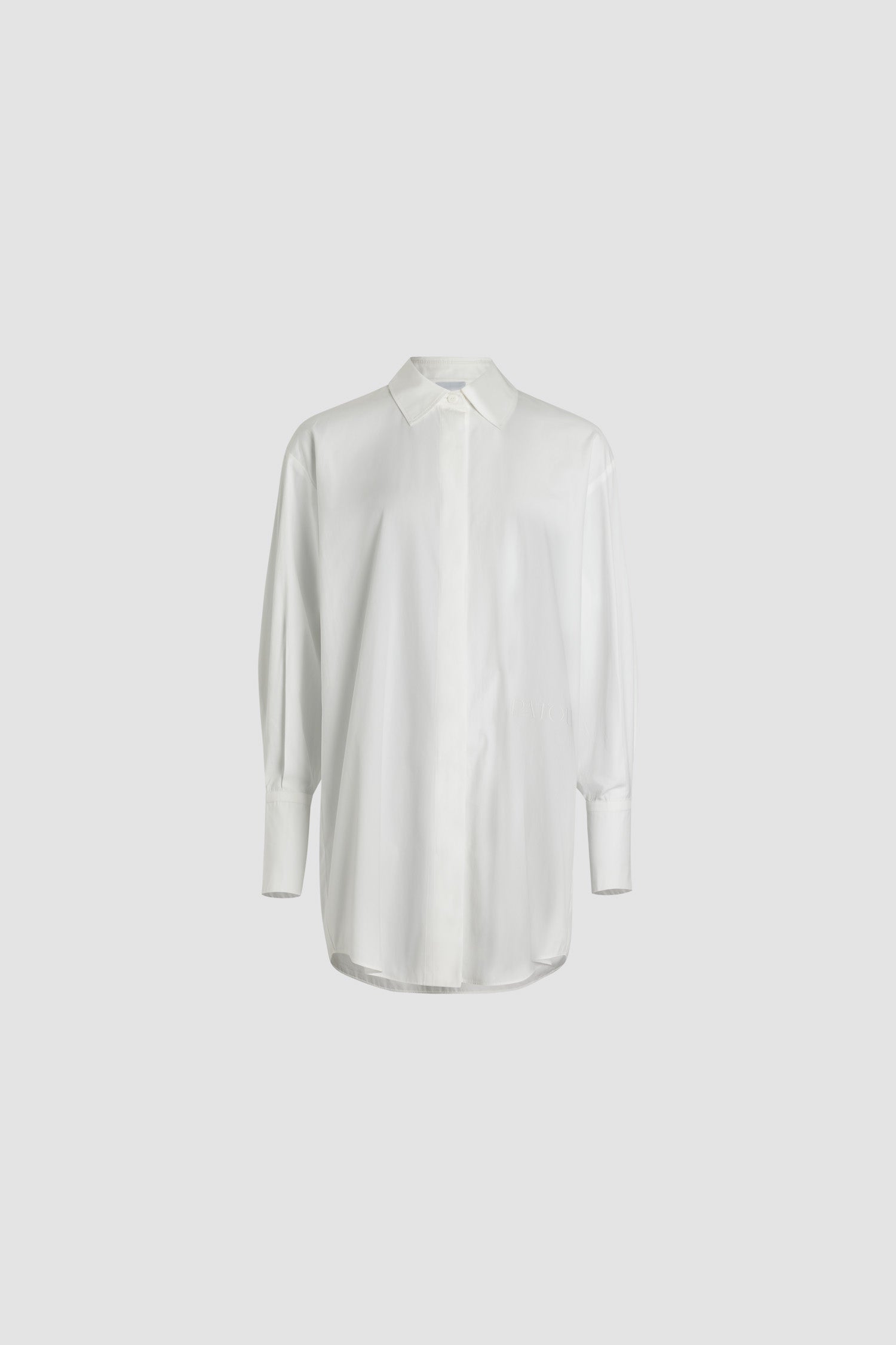 Patou - Robe Chemise courte en coton bio - White - Seule ou superposée, la robe Patou est de toutes les tenues.Robe en popeline de coton bio blanc. Silhouette courte et ample. Col chemise, Gorge cachée avec boutons gravés JP. Logo Patou brodé à l'avant. Couture arrondie signature au dos. Poignets boutonnés.Modèle oversize.