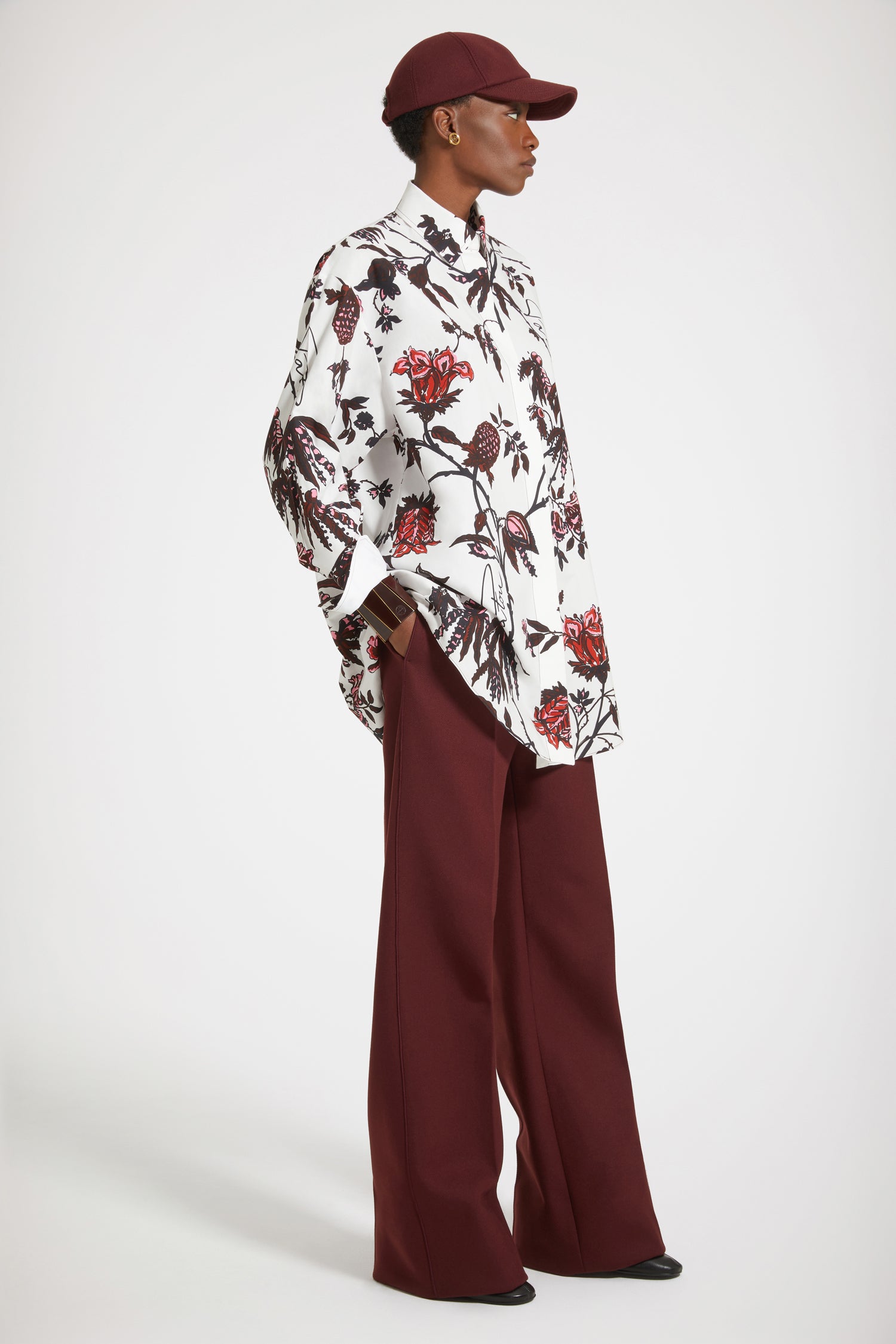 Patou - Vestito camicia corto in cotone bio stampato - Indian Winter - Da solo o sovrapposto, il vestito Patou da indossare in tutti i modi.Vestito in popeline di cotone bio. Fantasia floreale Inverno Indiano. Modello corto e oversize. Chiusura con bottoni nascosti incisi JP. Logo Patou ricamato sul fronte. Cucitura curva signature sul retro, Polsini abbottonati.Vestibilità oversize.