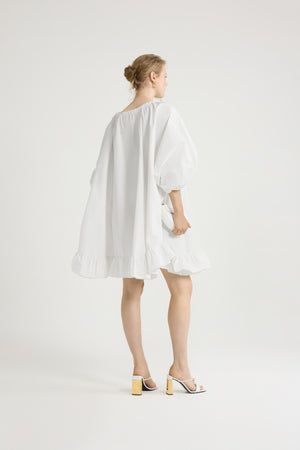 Kleid mit Rüschensaum aus recycelter Faille