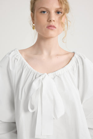 Kleid mit Rüschensaum aus recycelter Faille