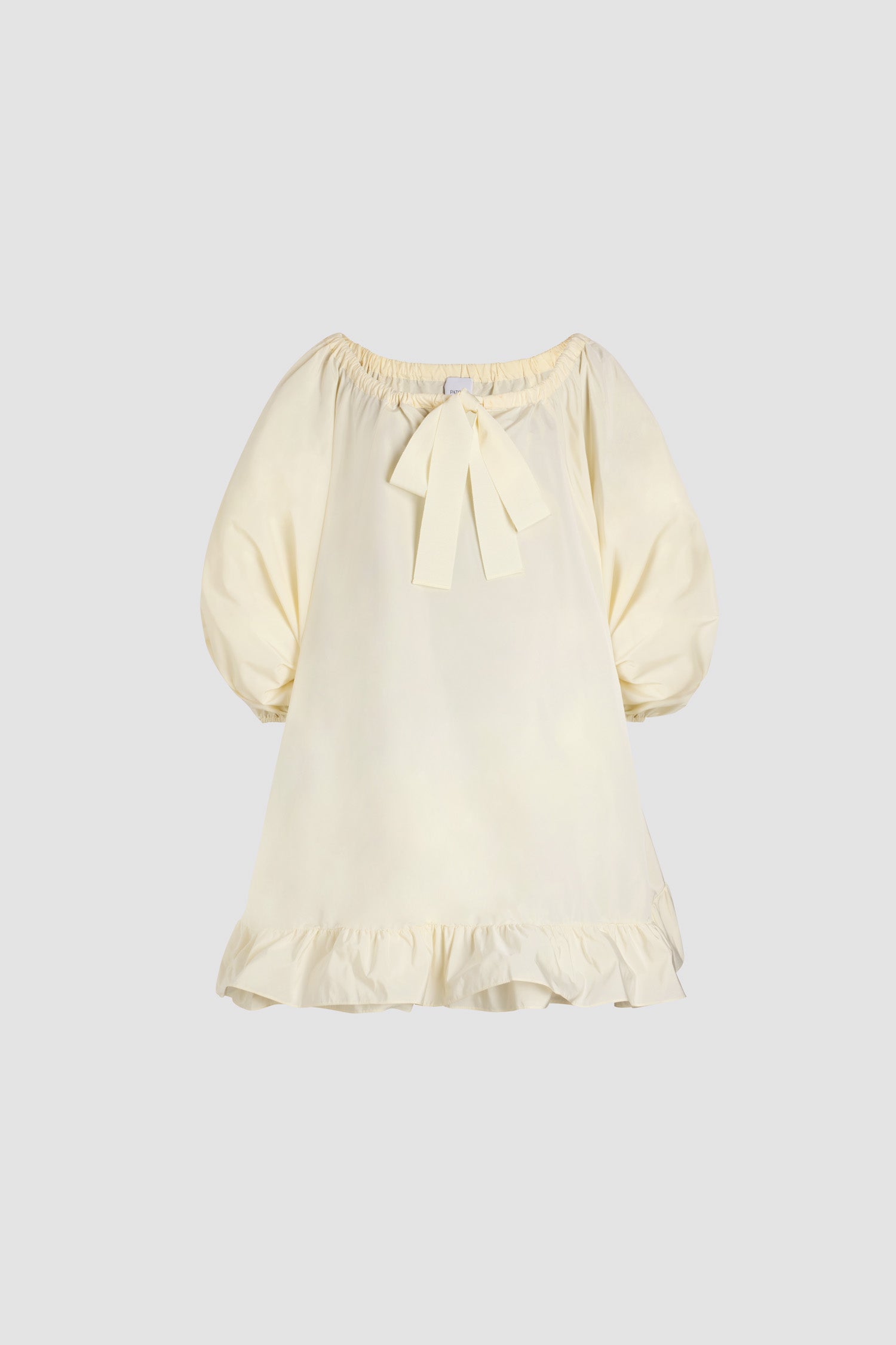 Patou - Kleid mit Rüschensaum aus recycelter Faille - Ivory - Kleid aus recyceltem Polyester-Faille in Elfenbein. Knielang. Stark gebauschte Form. Elastischer Ausschnitt mit Zugband aus Grosgrain, kann auch schulterfrei getragen werden. Ballonärmel mit elastischen Ärmelabschlüssen. Doppelte Rüsche am Saum.Dieses Kleid ist Teil der Cérémonie Capsule Collection, die mit viel Liebe für ganz besondere Anlässe gestaltet wurde.