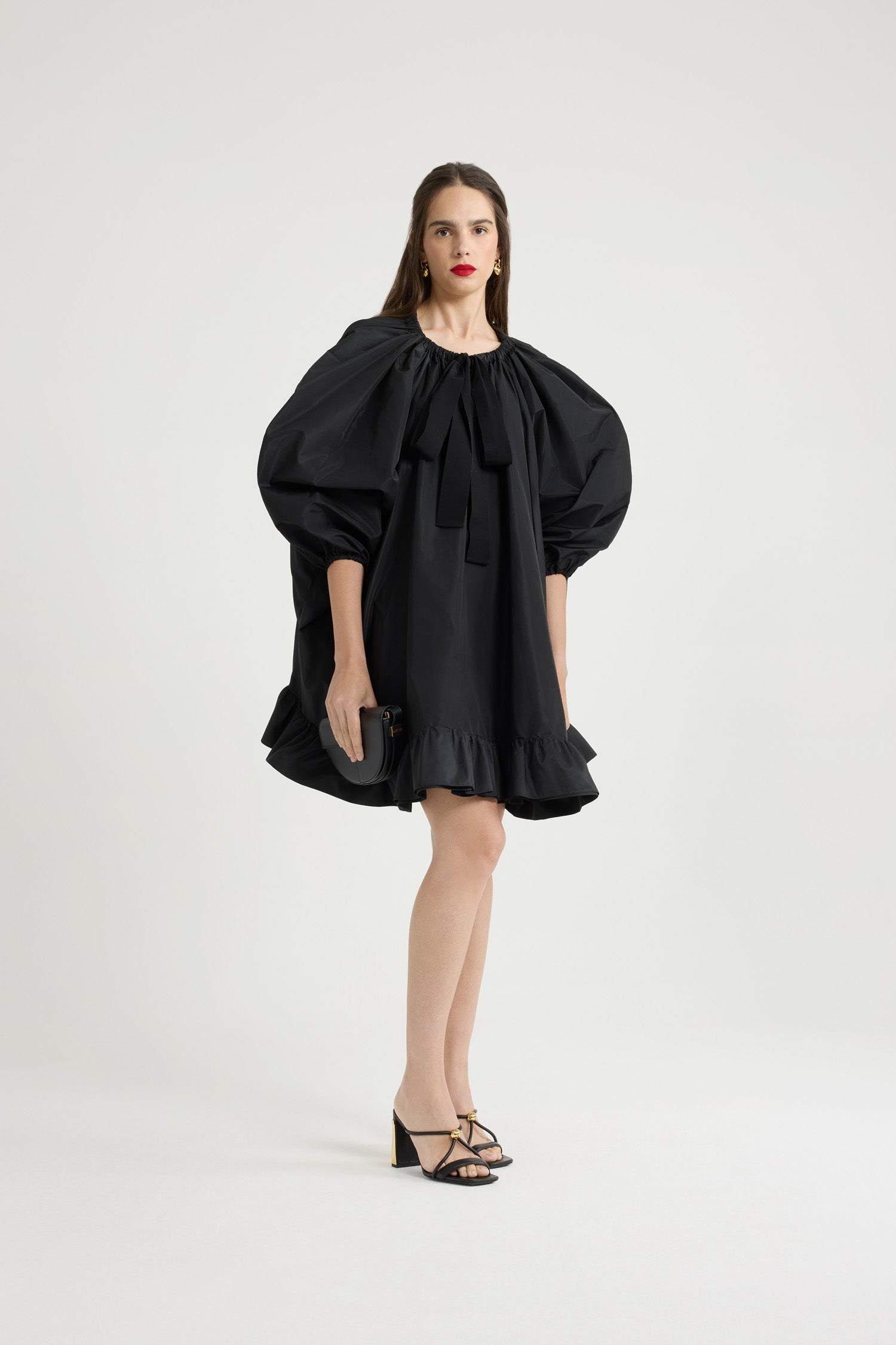 Patou - Vestito con orlo a balze in faglia riciclato - Black - Vestito in faglia riciclato nero. Collo elasticizzato con coulisse in grosgrain che può scoprire le spalle. Maniche a palloncino con polsini elasticizzati. Doppia balza sull'orlo.Questo capo fa parte della capsule Cérémonie creata per le occasioni speciali.