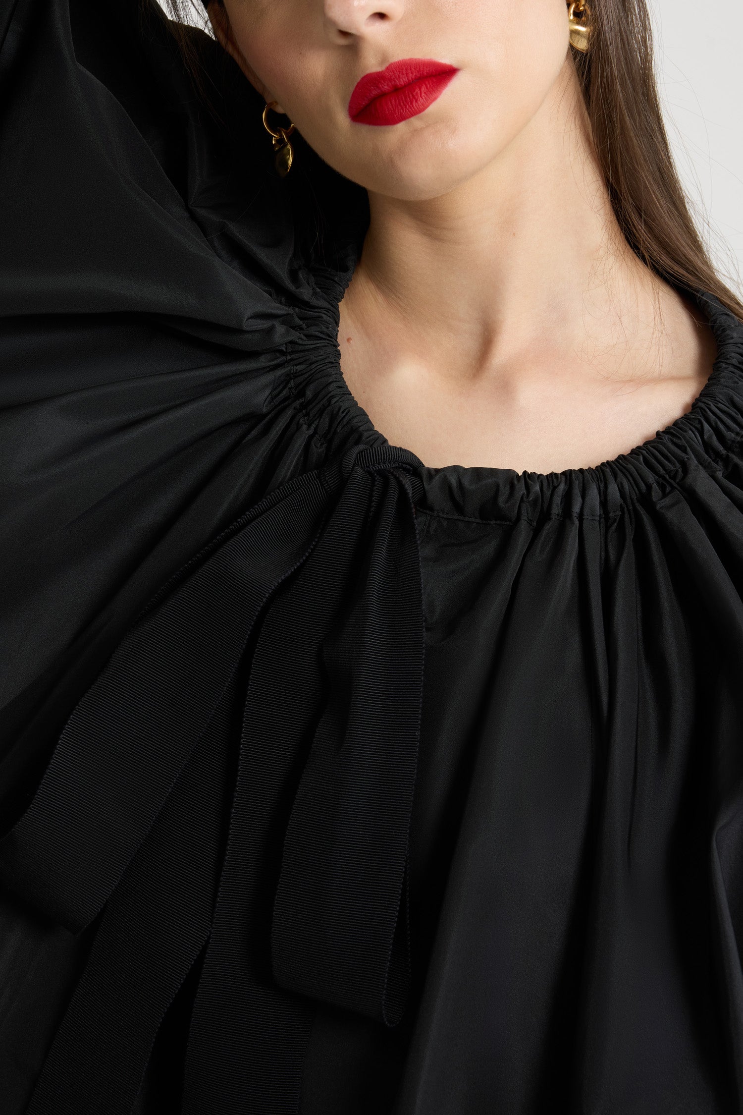 Patou - Vestito con orlo a balze in faglia riciclato - Black - Vestito in faglia riciclato nero. Collo elasticizzato con coulisse in grosgrain che può scoprire le spalle. Maniche a palloncino con polsini elasticizzati. Doppia balza sull'orlo.Questo capo fa parte della capsule Cérémonie creata per le occasioni speciali.