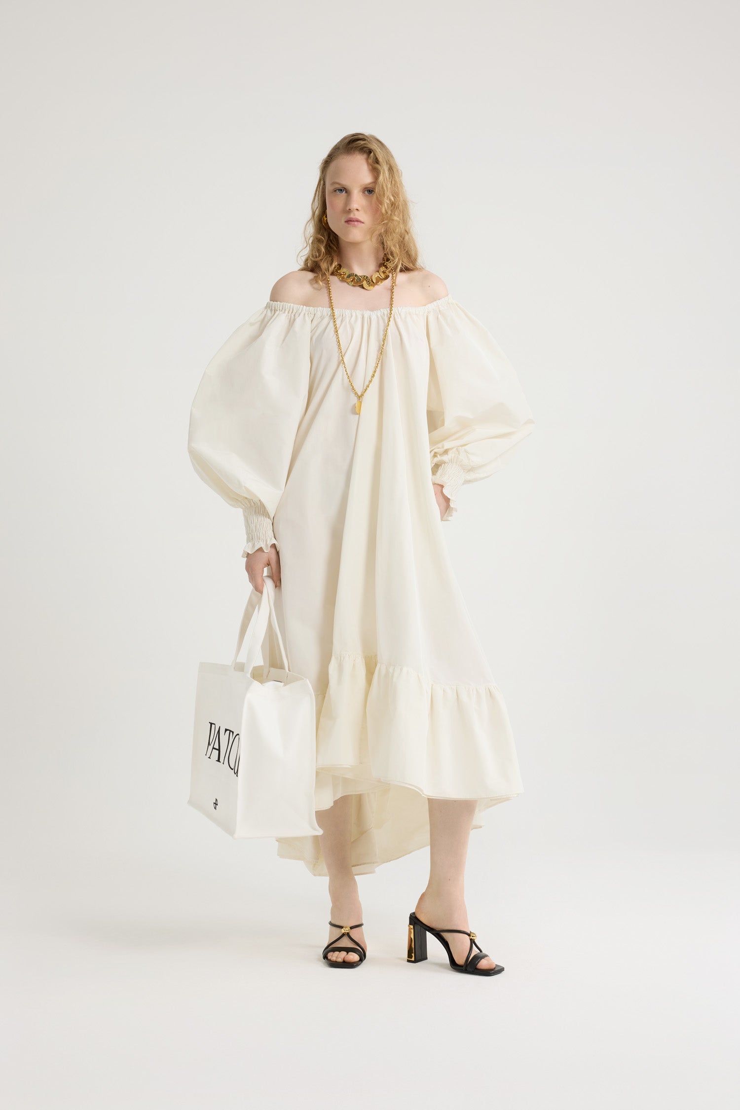 Patou - Robe cocktail longue en faille recyclée - Ivory - Un savant cocktail de volume et détails couture.Robe en faille de polyester recyclé ivoire. Modèle long. Construction à volants. Silhouette asymétrique plus longue au dos. Encolure élastiquée pouvant dévoiler les épaules. Manches volumineuses à poignets smockés. Ceinture à la taille. Poches latérales.Cette coupe est oversize mais nous vous conseillons de prendre votre taille habituelle.Look #12 du Show Printemps-Eté 2023