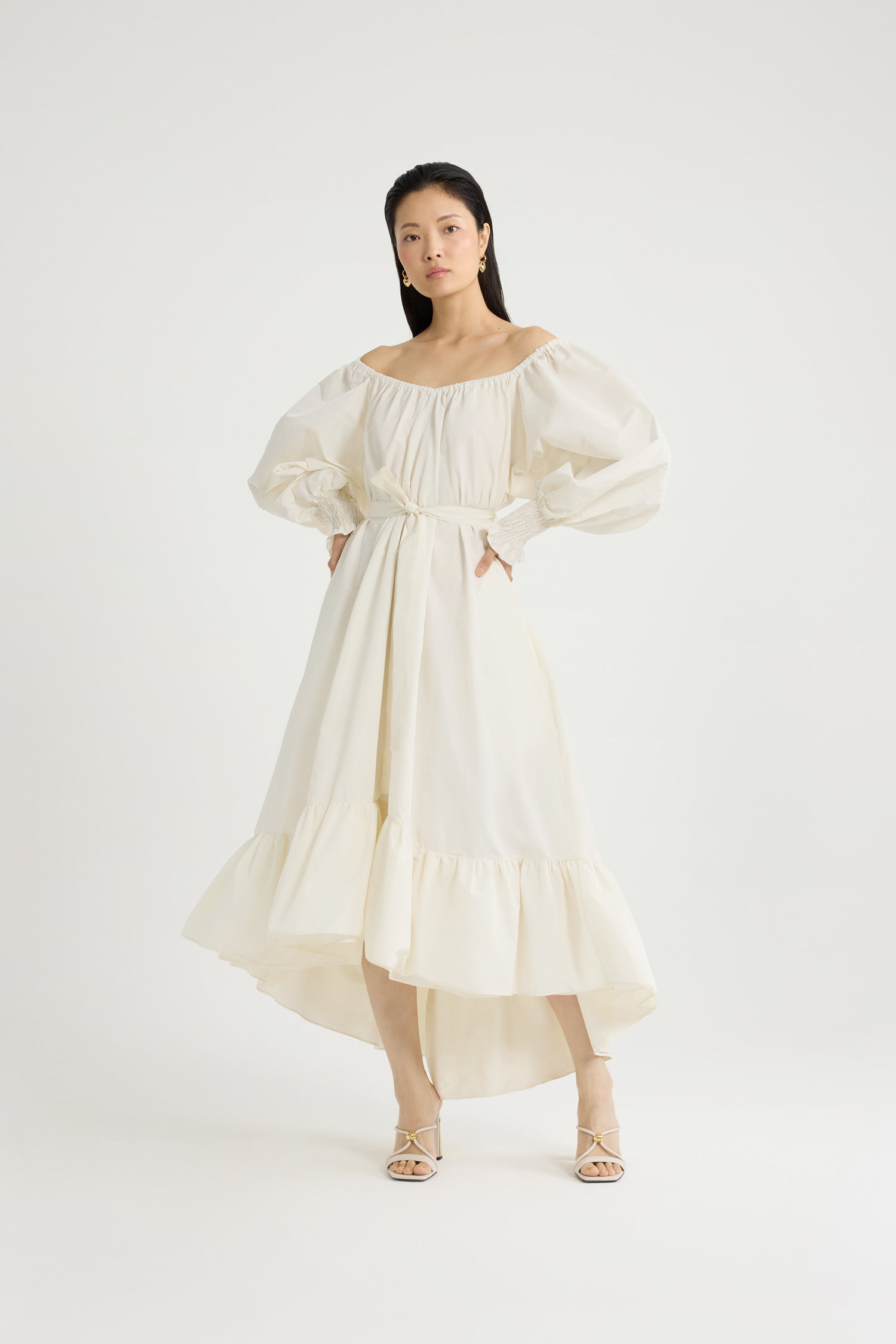 Patou - Maxi-Cocktailkleid aus recycelter Faille - Ivory - Kleid aus recyceltem Polyester-Faille in Elfenbein. Maxi-Länge. Gestufte Silhouette. Asymmetrischer Schnitt mit längerem Rückenteil. Elastischer Ausschnitt, der auch schulterfrei getragen werden kann. Voluminöse Ärmel mit gesmokten Ärmelabschlüssen. Taillengürtel. Seitentaschen.Dieses Kleid ist Teil der Cérémonie Capsule Collection, die mit viel Liebe für ganz besondere Anlässe gestaltet wurde.