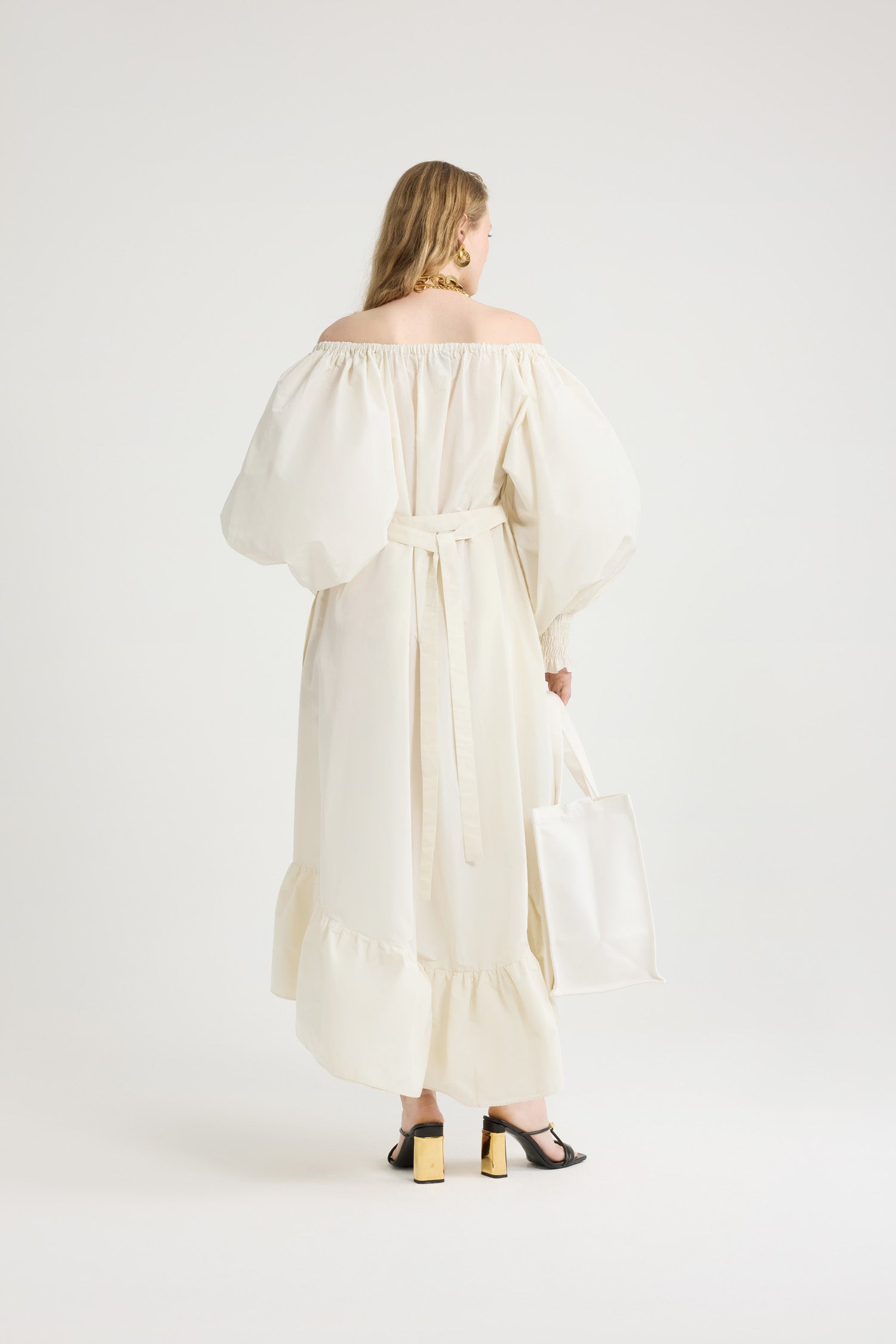 Patou - Robe cocktail longue en faille recyclée - Ivory - Un savant cocktail de volume et détails couture.Robe en faille de polyester recyclé ivoire. Modèle long. Construction à volants. Silhouette asymétrique plus longue au dos. Encolure élastiquée pouvant dévoiler les épaules. Manches volumineuses à poignets smockés. Ceinture à la taille. Poches latérales.Cette coupe est oversize mais nous vous conseillons de prendre votre taille habituelle.Look #12 du Show Printemps-Eté 2023