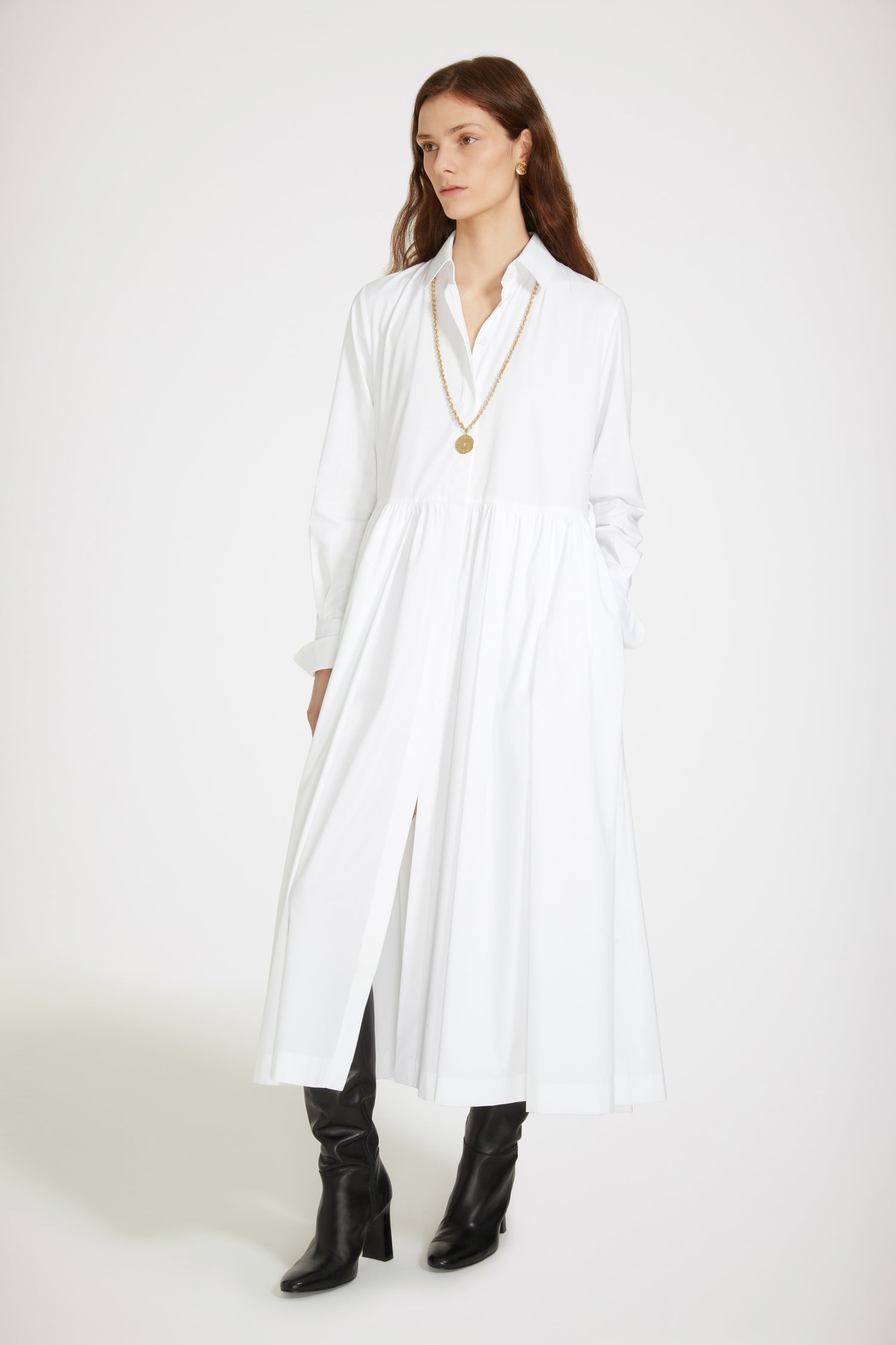 Patou - Midi-Hemdkleid aus Bio-Baumwolle - White - Zeit für Midi!Kleid aus Bio-Baumwollpopeline in Weiß. Midi-Länge. Lockere Passform. Hemdkragen. Verdeckter Knopfverschluss, Knöpfe mit JP-Gravur. Abnehmbarer Taillengürtel. Seitentaschen. Geknöpfte Manschetten.