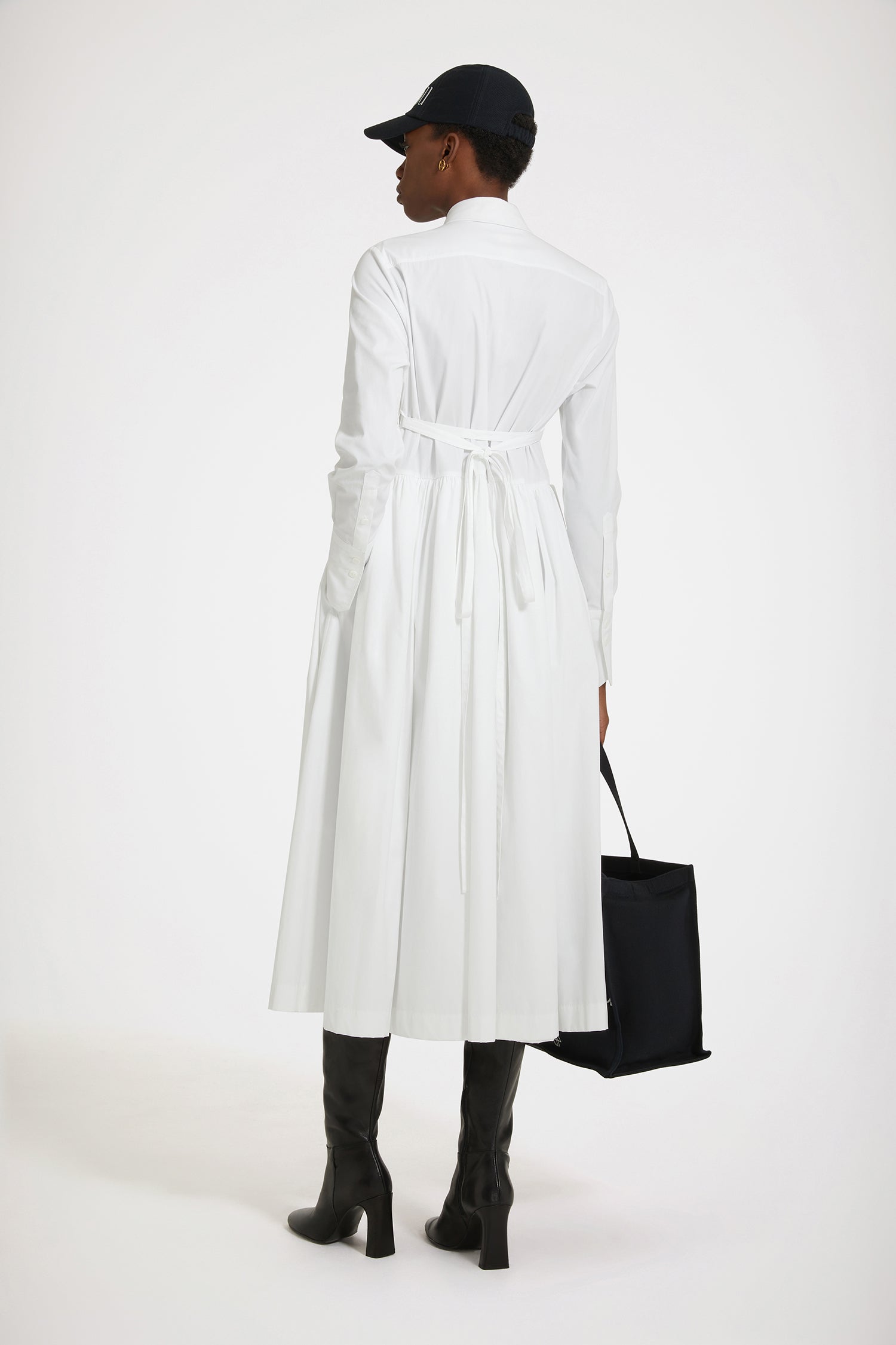 Patou - Midi-Hemdkleid aus Bio-Baumwolle - White - Zeit für Midi!Kleid aus Bio-Baumwollpopeline in Weiß. Midi-Länge. Lockere Passform. Hemdkragen. Verdeckter Knopfverschluss, Knöpfe mit JP-Gravur. Abnehmbarer Taillengürtel. Seitentaschen. Geknöpfte Manschetten.