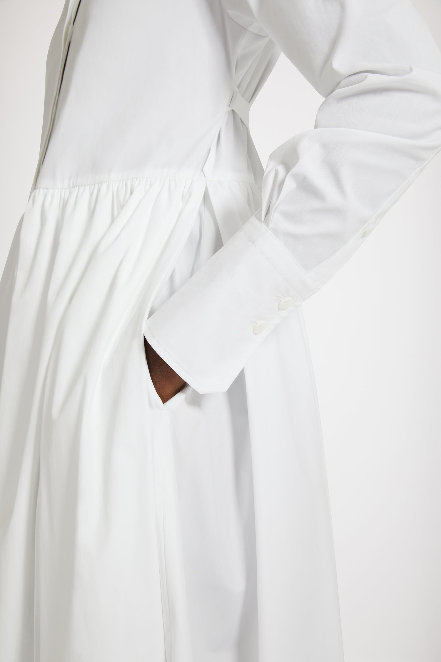 Patou - Midi-Hemdkleid aus Bio-Baumwolle - White - Zeit für Midi!Kleid aus Bio-Baumwollpopeline in Weiß. Midi-Länge. Lockere Passform. Hemdkragen. Verdeckter Knopfverschluss, Knöpfe mit JP-Gravur. Abnehmbarer Taillengürtel. Seitentaschen. Geknöpfte Manschetten.