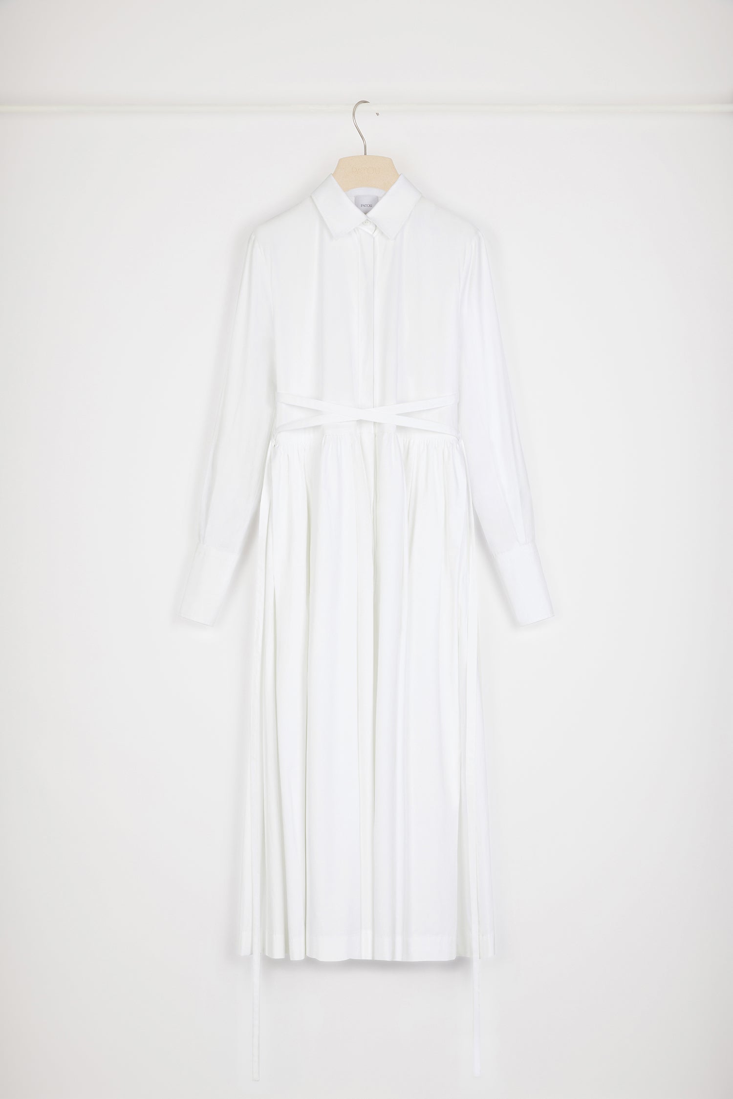 Patou - Midi-Hemdkleid aus Bio-Baumwolle - White - Zeit für Midi!Kleid aus Bio-Baumwollpopeline in Weiß. Midi-Länge. Lockere Passform. Hemdkragen. Verdeckter Knopfverschluss, Knöpfe mit JP-Gravur. Abnehmbarer Taillengürtel. Seitentaschen. Geknöpfte Manschetten.