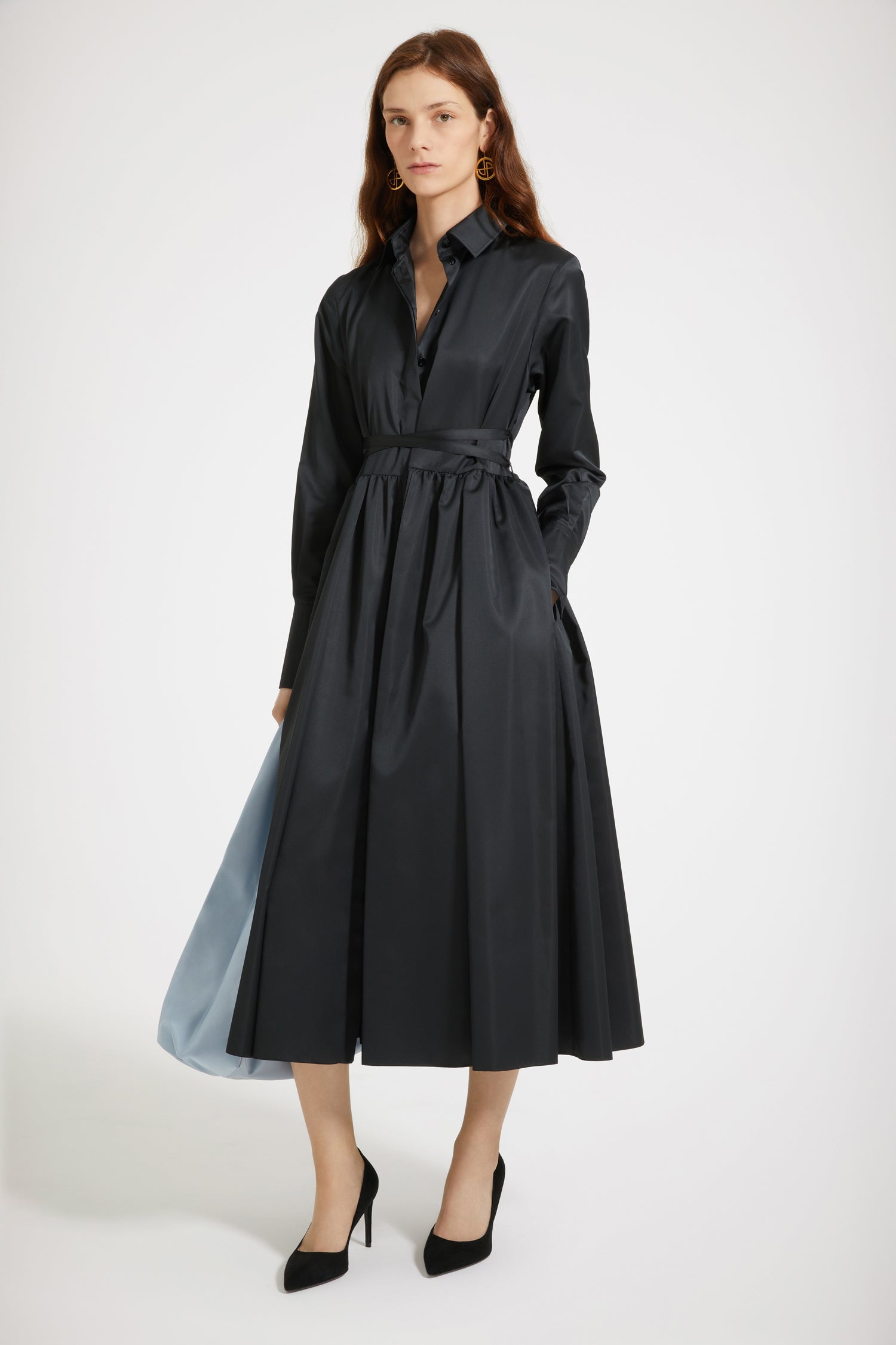 Patou - Midi-Hemdkleid aus umweltfreundlichem Satin - Black - Zeit für Midi!Kleid aus recyceltem Polyester-Satin in Schwarz. Midi-Länge. Lockere Passform. Hemdkragen. Verdeckter Knopfverschluss, Knöpfe mit JP-Gravur. Abnehmbarer Taillengürtel. Seitentaschen. Goldfarbene Knöpfe mit JP-Gravur an den Manschetten.