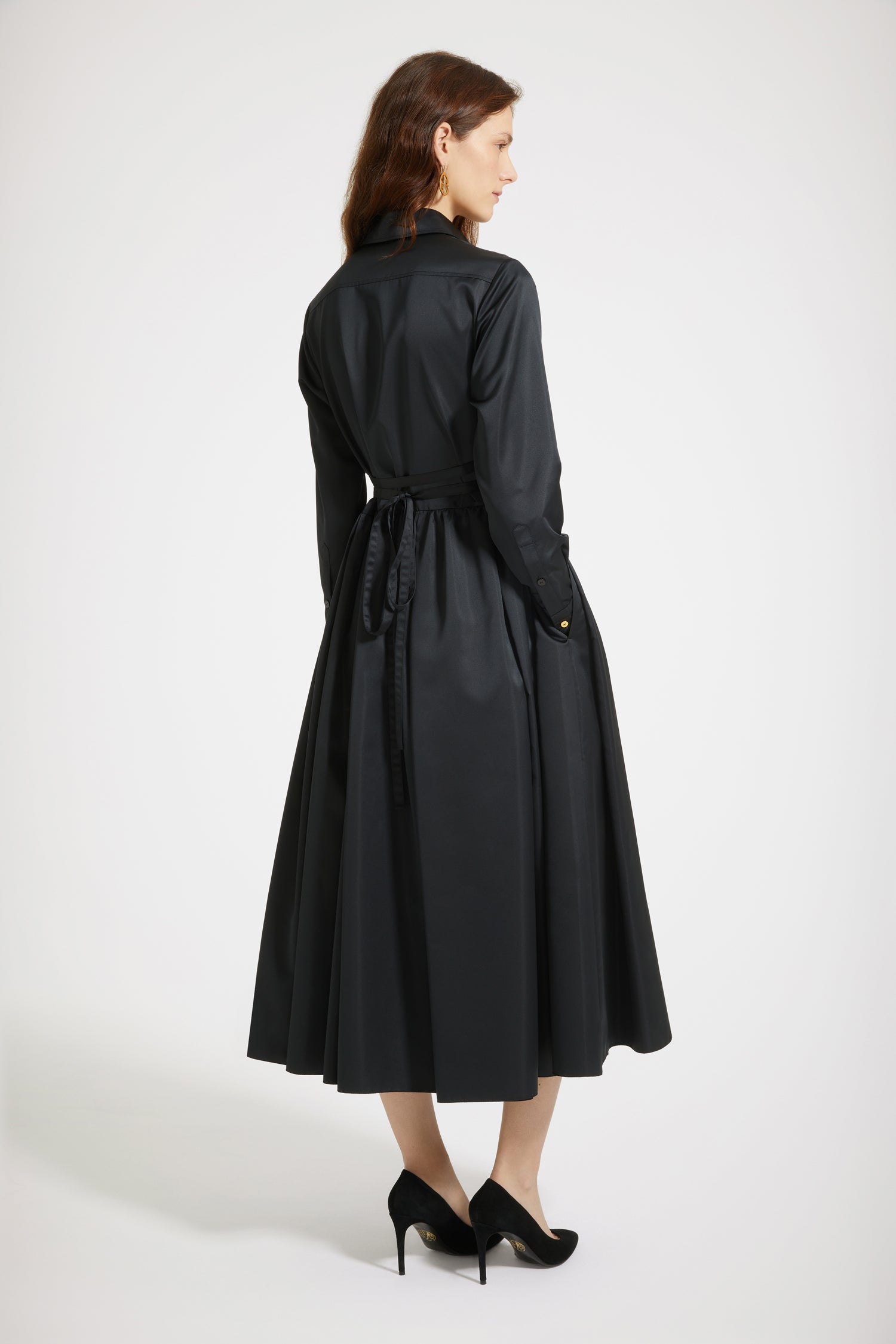 Patou - Midi-Hemdkleid aus umweltfreundlichem Satin - Black - Zeit für Midi!Kleid aus recyceltem Polyester-Satin in Schwarz. Midi-Länge. Lockere Passform. Hemdkragen. Verdeckter Knopfverschluss, Knöpfe mit JP-Gravur. Abnehmbarer Taillengürtel. Seitentaschen. Goldfarbene Knöpfe mit JP-Gravur an den Manschetten.