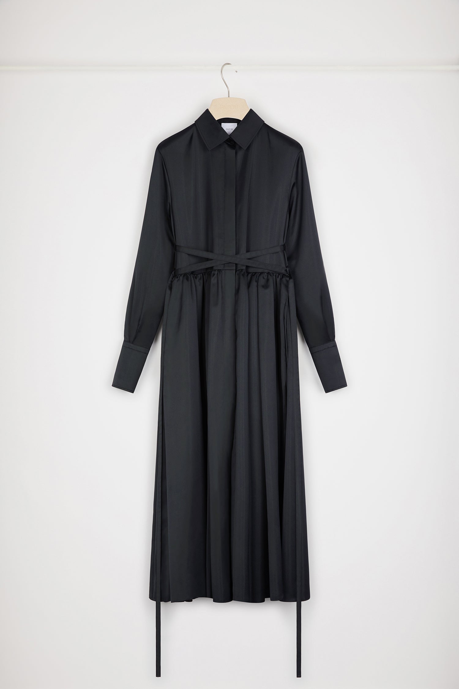 Patou - Midi-Hemdkleid aus umweltfreundlichem Satin - Black - Zeit für Midi!Kleid aus recyceltem Polyester-Satin in Schwarz. Midi-Länge. Lockere Passform. Hemdkragen. Verdeckter Knopfverschluss, Knöpfe mit JP-Gravur. Abnehmbarer Taillengürtel. Seitentaschen. Goldfarbene Knöpfe mit JP-Gravur an den Manschetten.