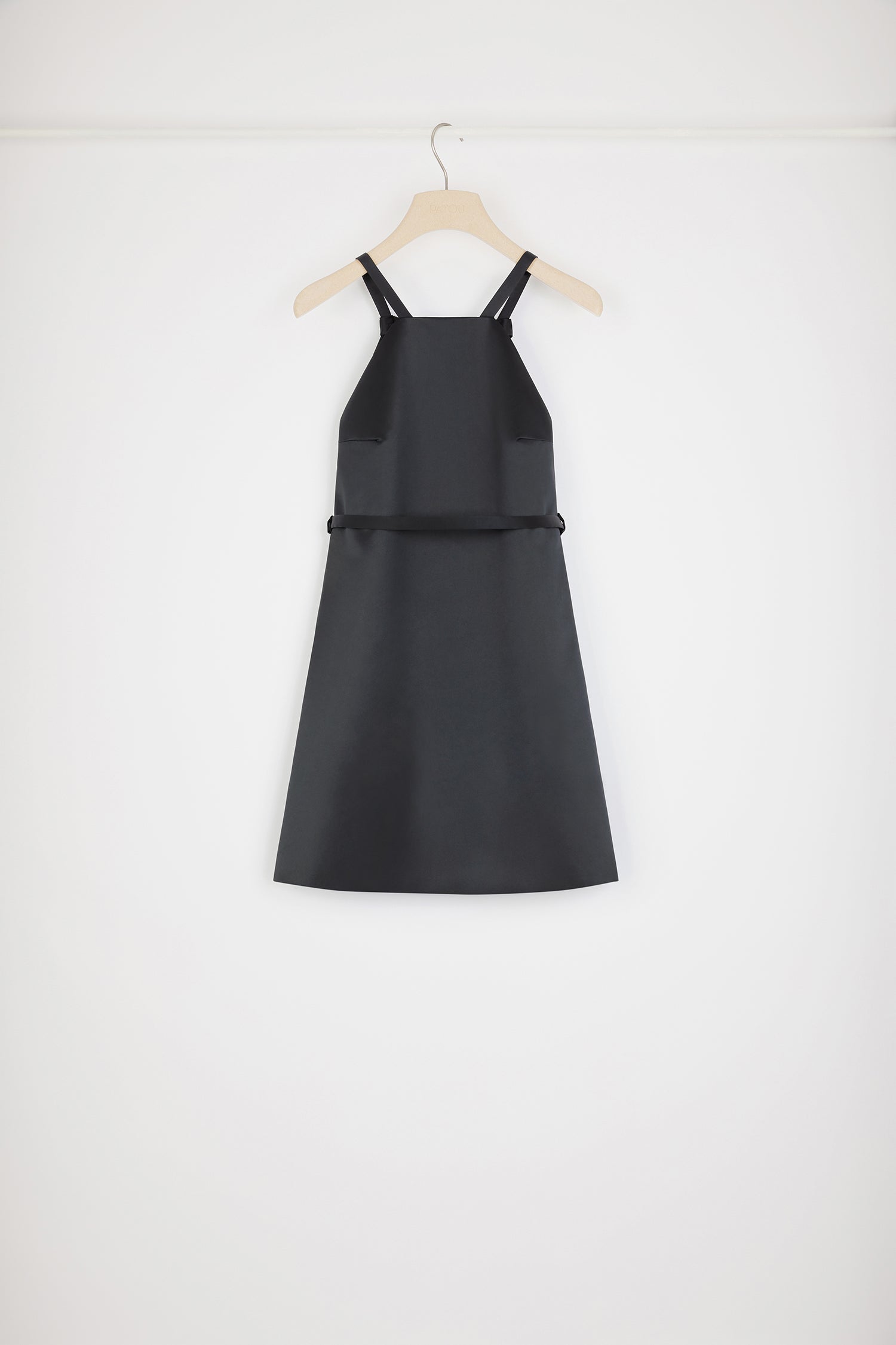 Patou - Robe à bretelles courte en satin - Black - Les noeuds s'invitent sur la robe.Robe en satin duchesse noir. Fines bretelles avec détail de noeud au dos. Pinces poitrine. Fermeture par zip au dos. Fine ceinture en tissu à la taille avec noeud au dos.