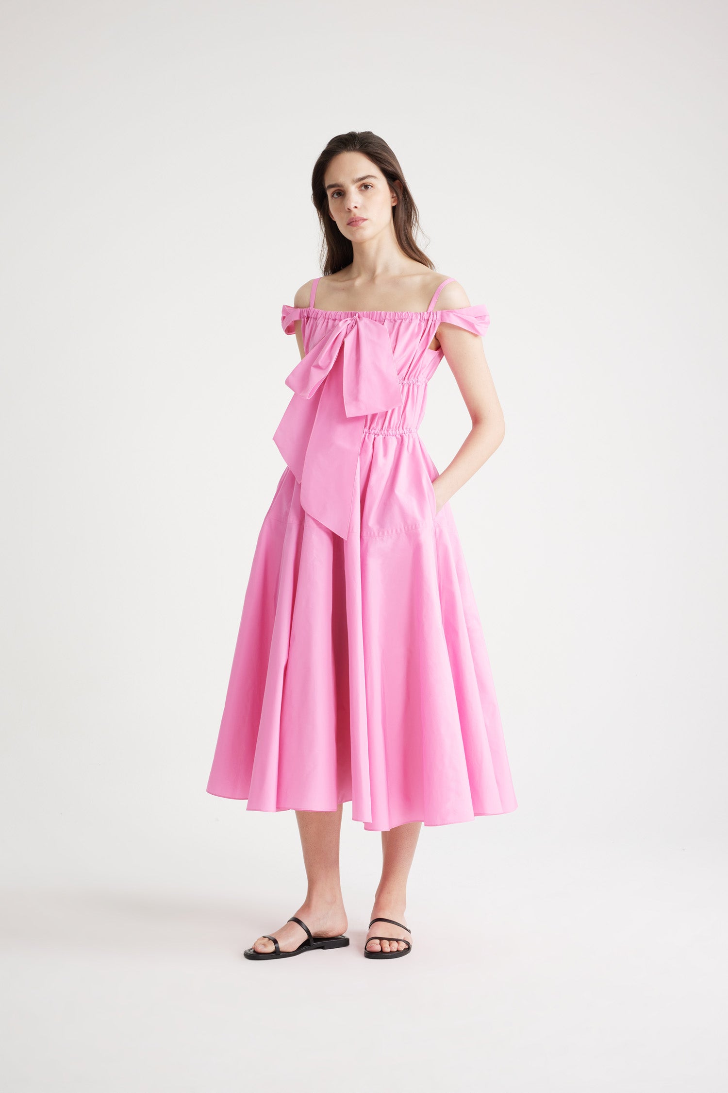 Patou - Vestito cocktail midi in faille riciclato - Pink - Patou la sera.Vestito in faille di poliestere riciclato rosa. Lunghezza midi. Costruzione a balze. Scollo elasticizzato conn spalline in stile lingerie e maniche che scoprono le spalle. Maxi fiocco sul davanti. Gonna voluminosa.