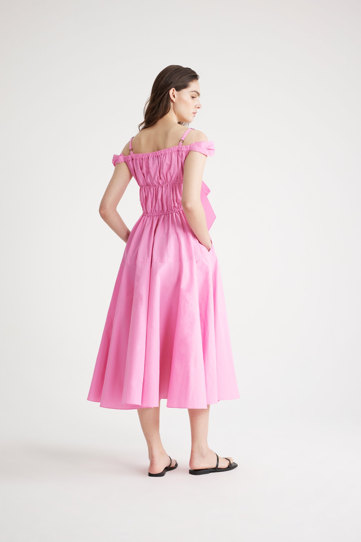 Patou - Vestito cocktail midi in faille riciclato - Pink - Patou la sera.Vestito in faille di poliestere riciclato rosa. Lunghezza midi. Costruzione a balze. Scollo elasticizzato conn spalline in stile lingerie e maniche che scoprono le spalle. Maxi fiocco sul davanti. Gonna voluminosa.