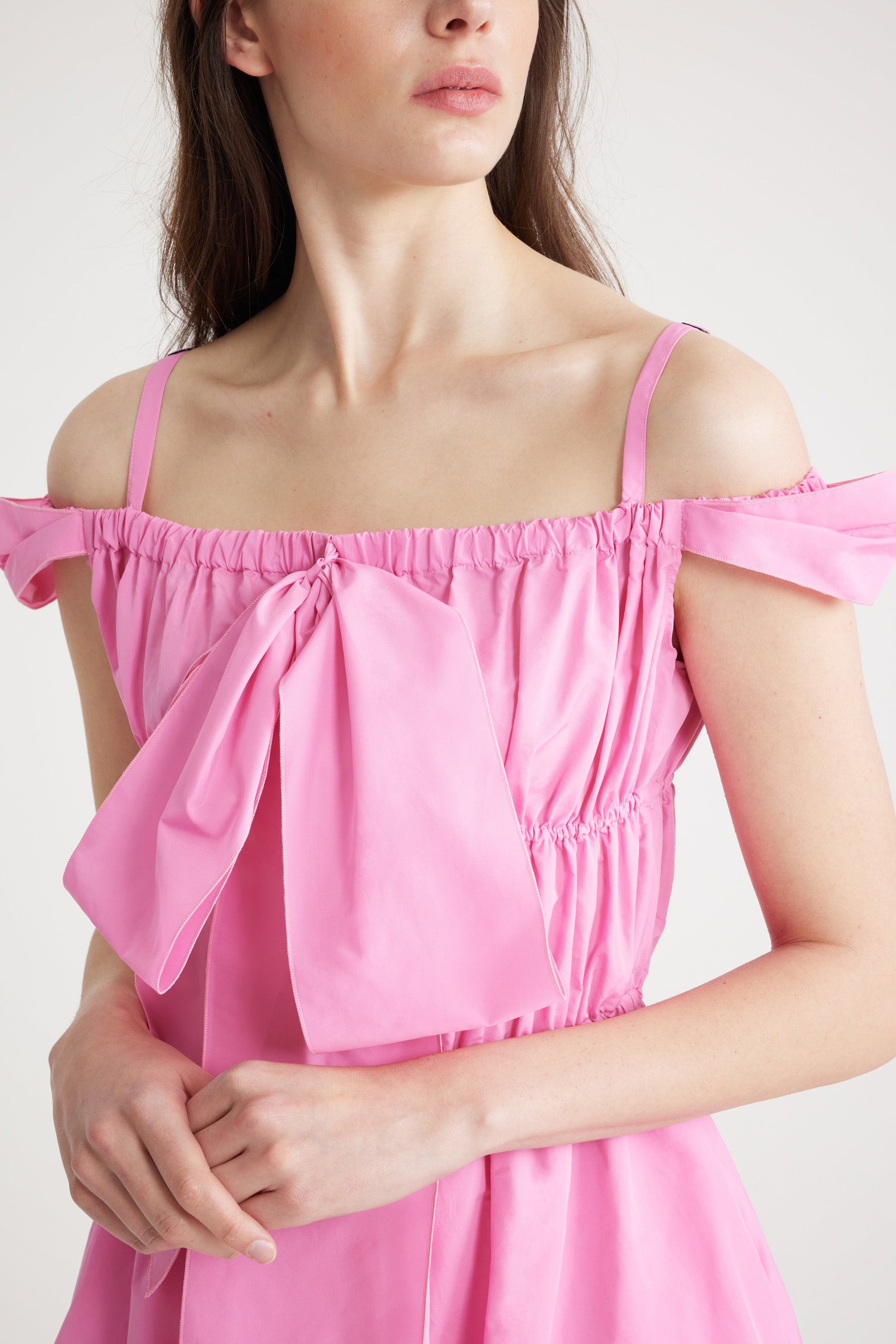 Patou - Vestito cocktail midi in faille riciclato - Pink - Patou la sera.Vestito in faille di poliestere riciclato rosa. Lunghezza midi. Costruzione a balze. Scollo elasticizzato conn spalline in stile lingerie e maniche che scoprono le spalle. Maxi fiocco sul davanti. Gonna voluminosa.
