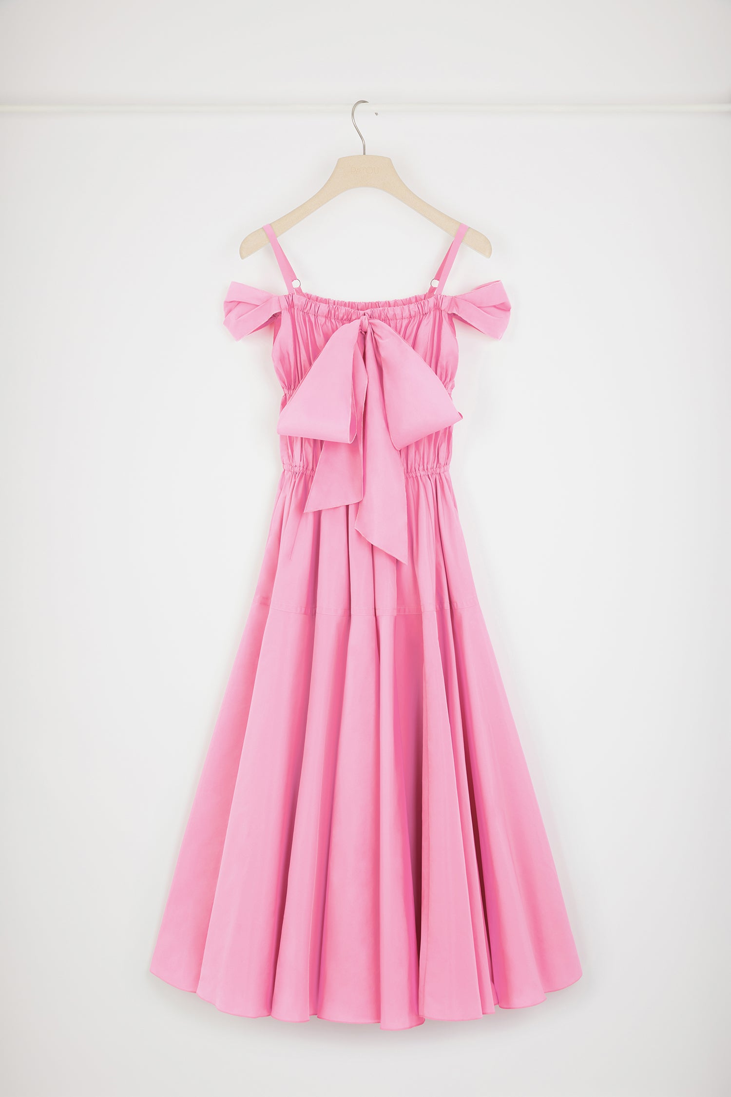 Patou - Vestito cocktail midi in faille riciclato - Pink - Patou la sera.Vestito in faille di poliestere riciclato rosa. Lunghezza midi. Costruzione a balze. Scollo elasticizzato conn spalline in stile lingerie e maniche che scoprono le spalle. Maxi fiocco sul davanti. Gonna voluminosa.