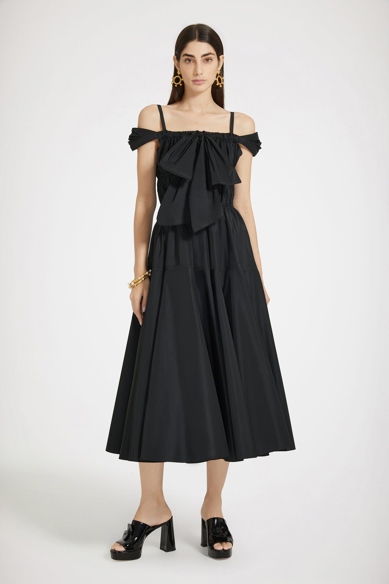 Patou - Vestito cocktail midi in faille riciclato - Black - Patou la sera.Vestito in faille di poliestere riciclato nera. Lunghezza midi. Costruzione a balze. Scollo elasticizzato conn spalline in stile lingerie e maniche che scoprono le spalle. Maxi fiocco sul davanti. Gonna voluminosa.