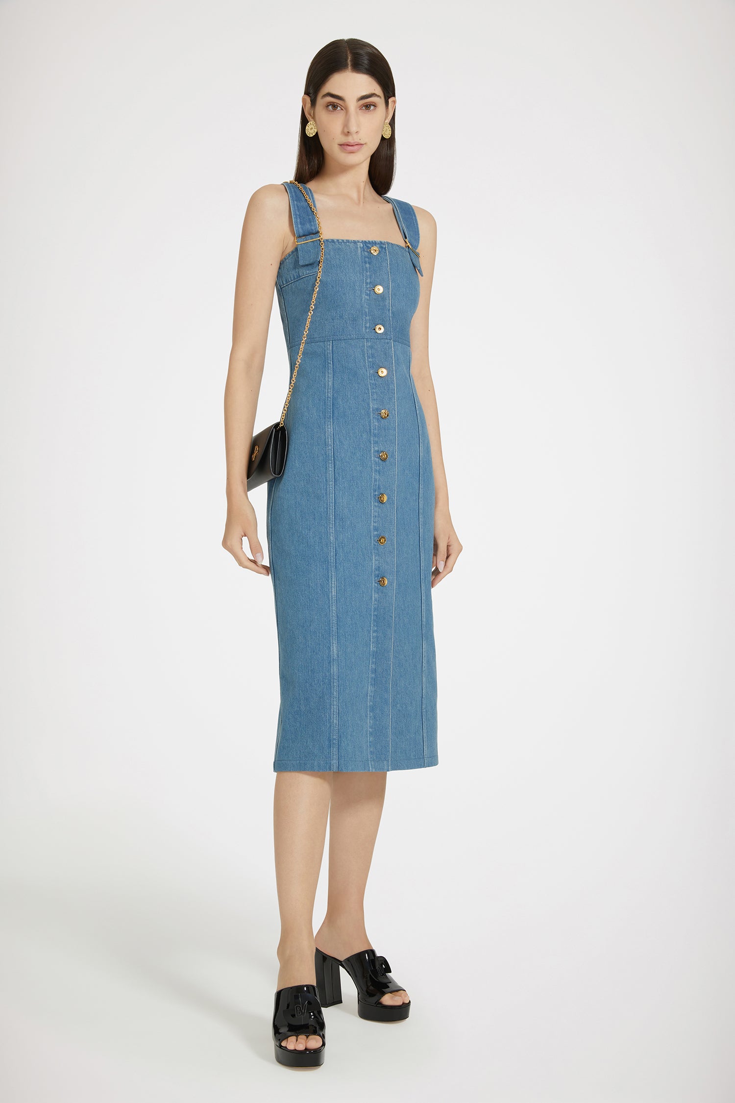Patou - Vestito salopette in denim - Ice Blue - Il workwear parigino di Patou.Vestito in denim blu ghiacciao. Lunghezza al ginocchio. Silhouette aderente. Spalline in stile salopette con dettagli ora. Bottoni oro incisi Patou.Questo modello è molto aderente. Se esiti tra due taglie, ti consigliamo di ordinare la taglia più grande.