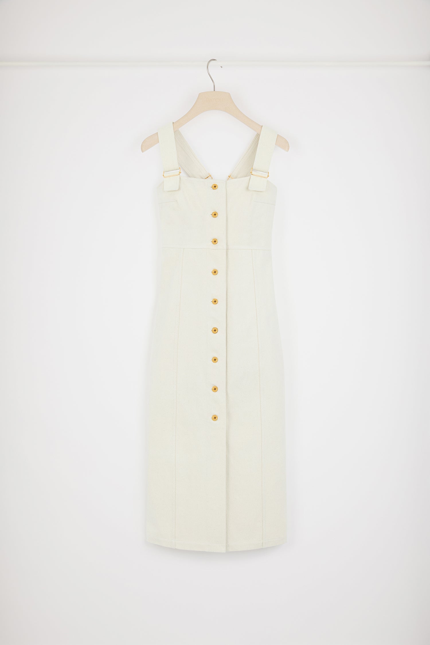 Patou - Dungaree dress in regenerated cotton denim - Natural - Workwear classics with a Patou twist.Ecru regenerated cotton denim dress. Knee length. Fitted silhouette. Wide dungaree straps with gold-tone hardware. Gold-tone Patou-engraved denim buttons.This style is skintight and very fitted. Should we hesitate between two sizes, we suggest ordering the larger size.