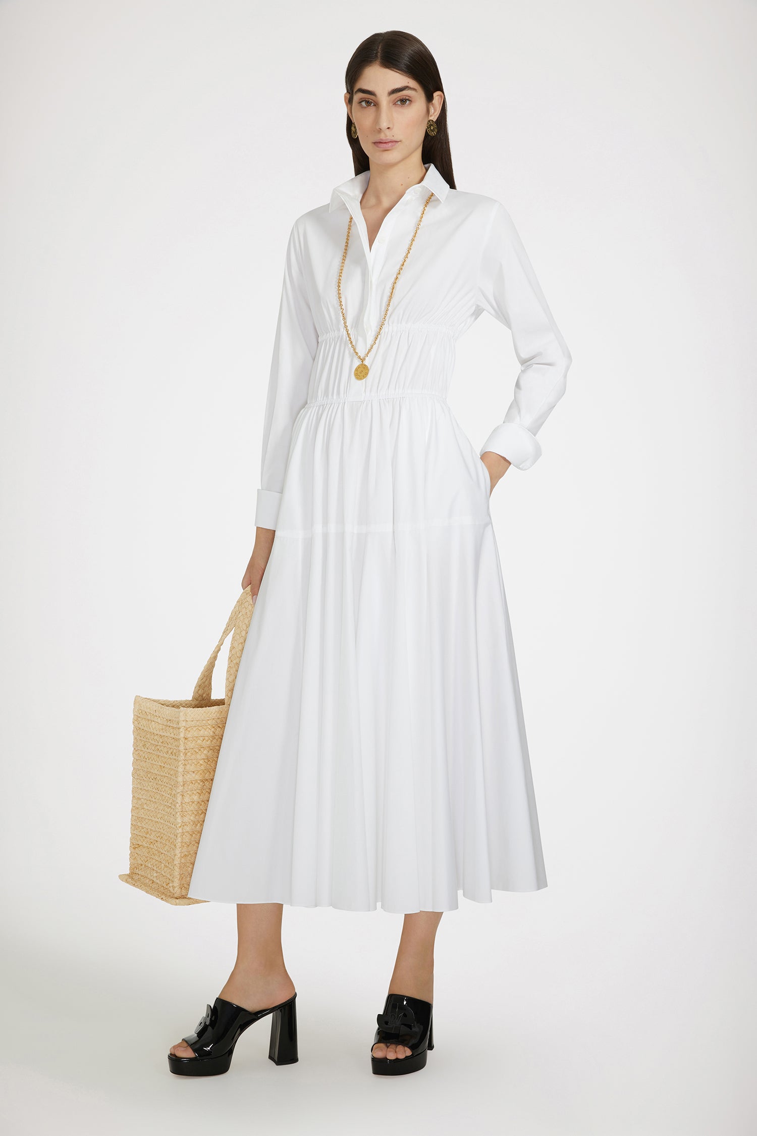Patou - サステナブルコットン マキシ シャツドレス - White - 日々のコーデに活躍するパトゥのシャツドレスホワイトのサステナブルコットンポプリン製ドレス。マキシ丈。シャツカラー。ティアードボディス、コンシールボタン。ウエストに細い布製ベルト。袖口にボタン、左袖にPatou刺繍。ボリューム感のあるスカート。シームポケット。